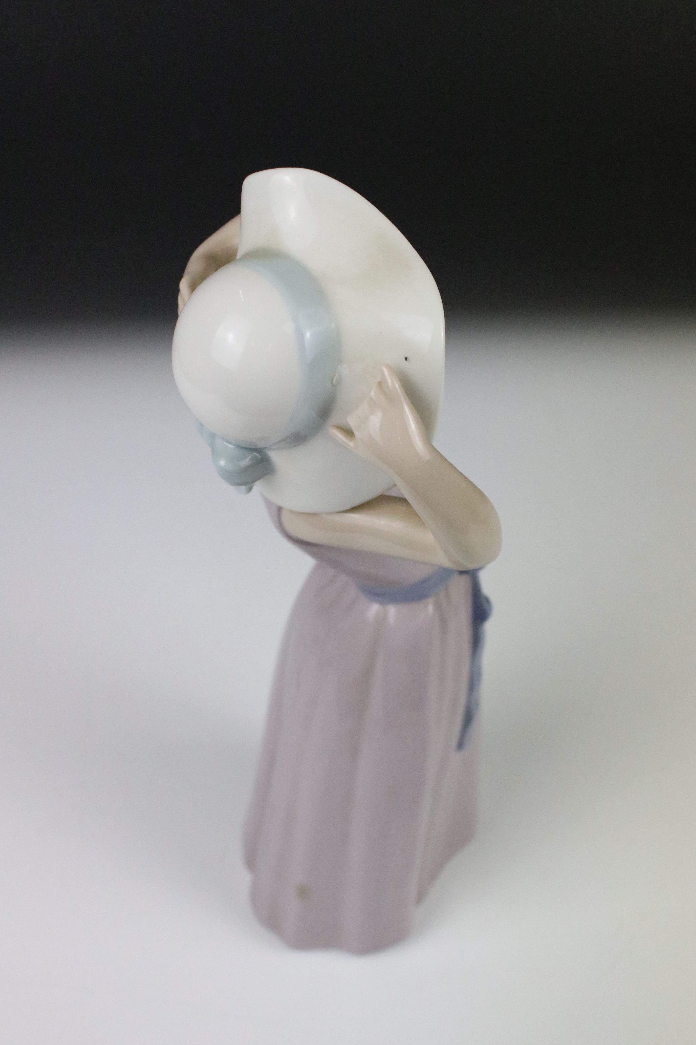 Eight Lladro figures, to include: 5010 'Prissy' (boxed) and 4523 'Little Girl with Slippers - Image 12 of 18