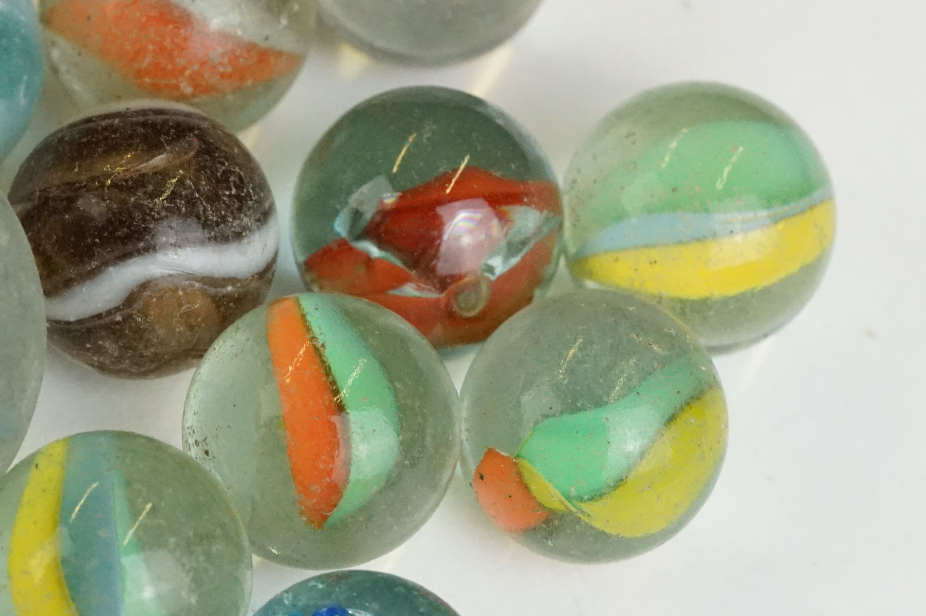 A small collection of vintage glass marbles contained within two bags. - Image 6 of 13