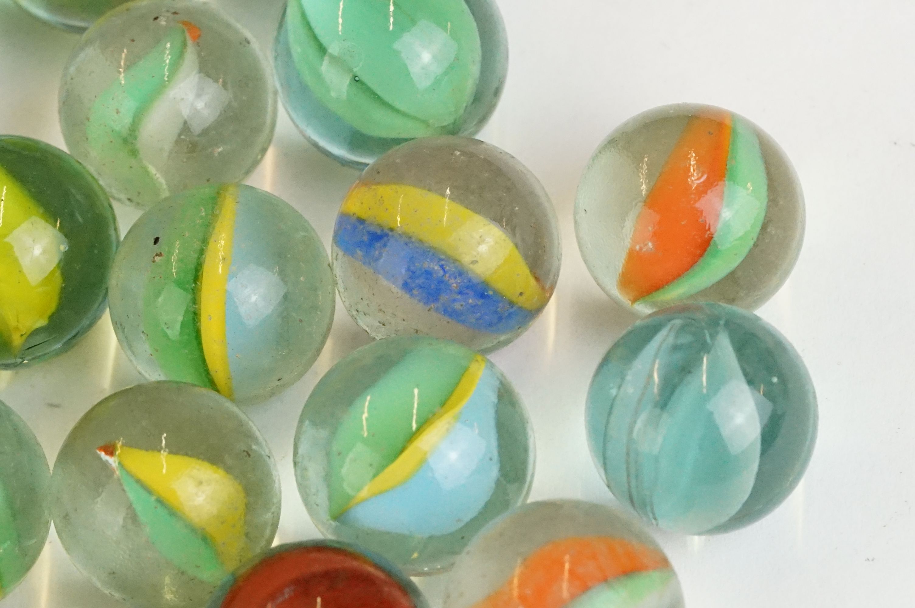 A small collection of vintage glass marbles contained within two bags. - Image 10 of 13