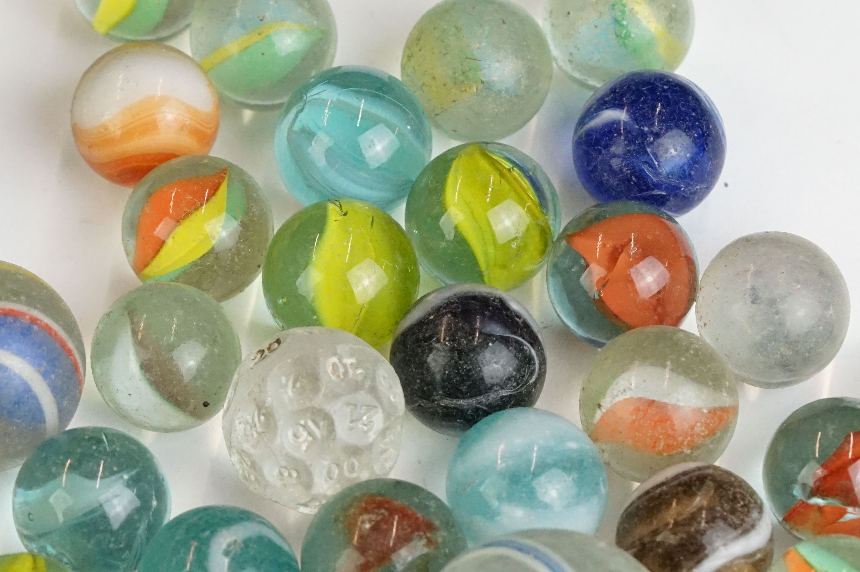 A small collection of vintage glass marbles contained within two bags. - Image 5 of 13