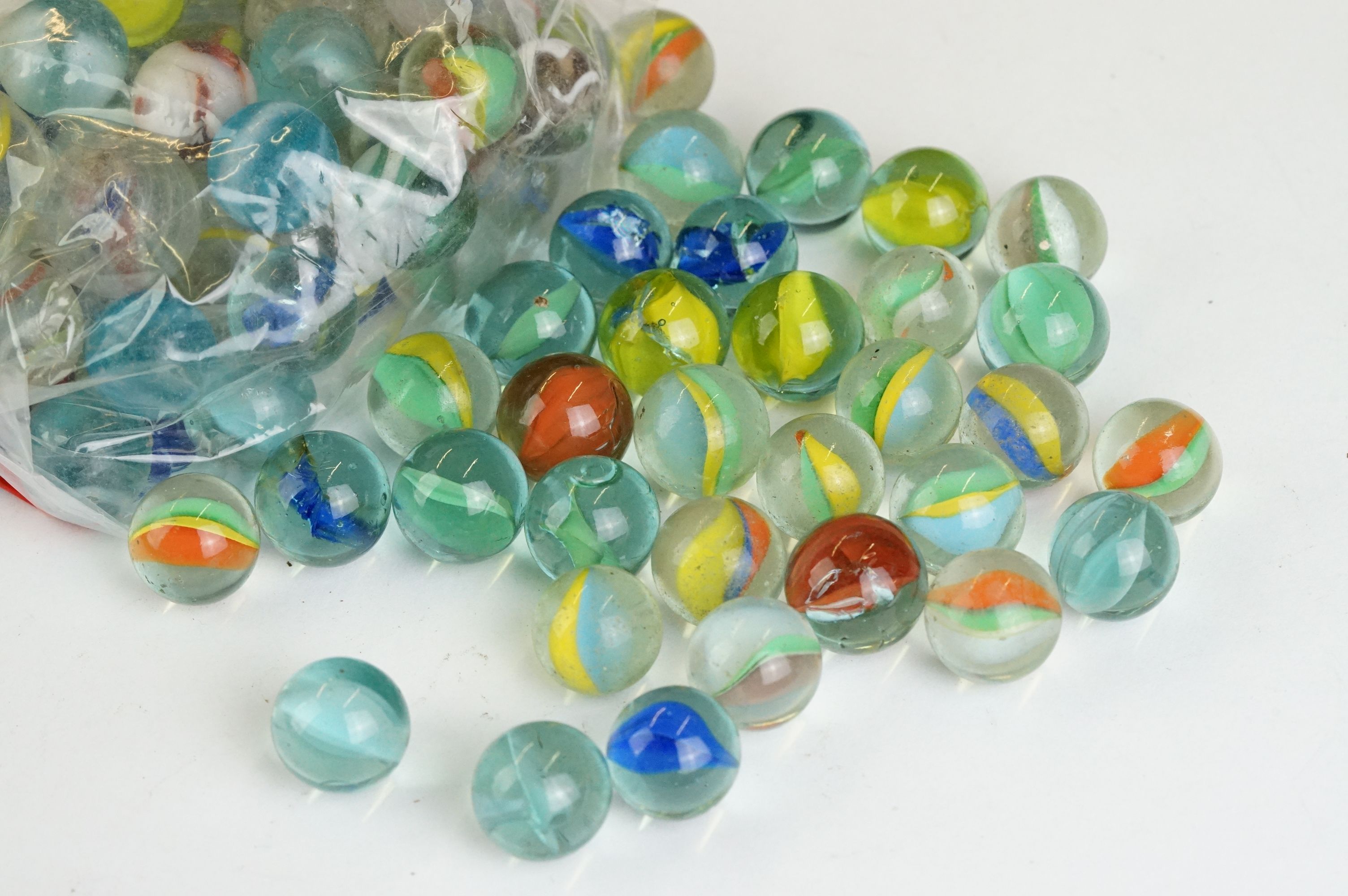 A small collection of vintage glass marbles contained within two bags. - Image 8 of 13