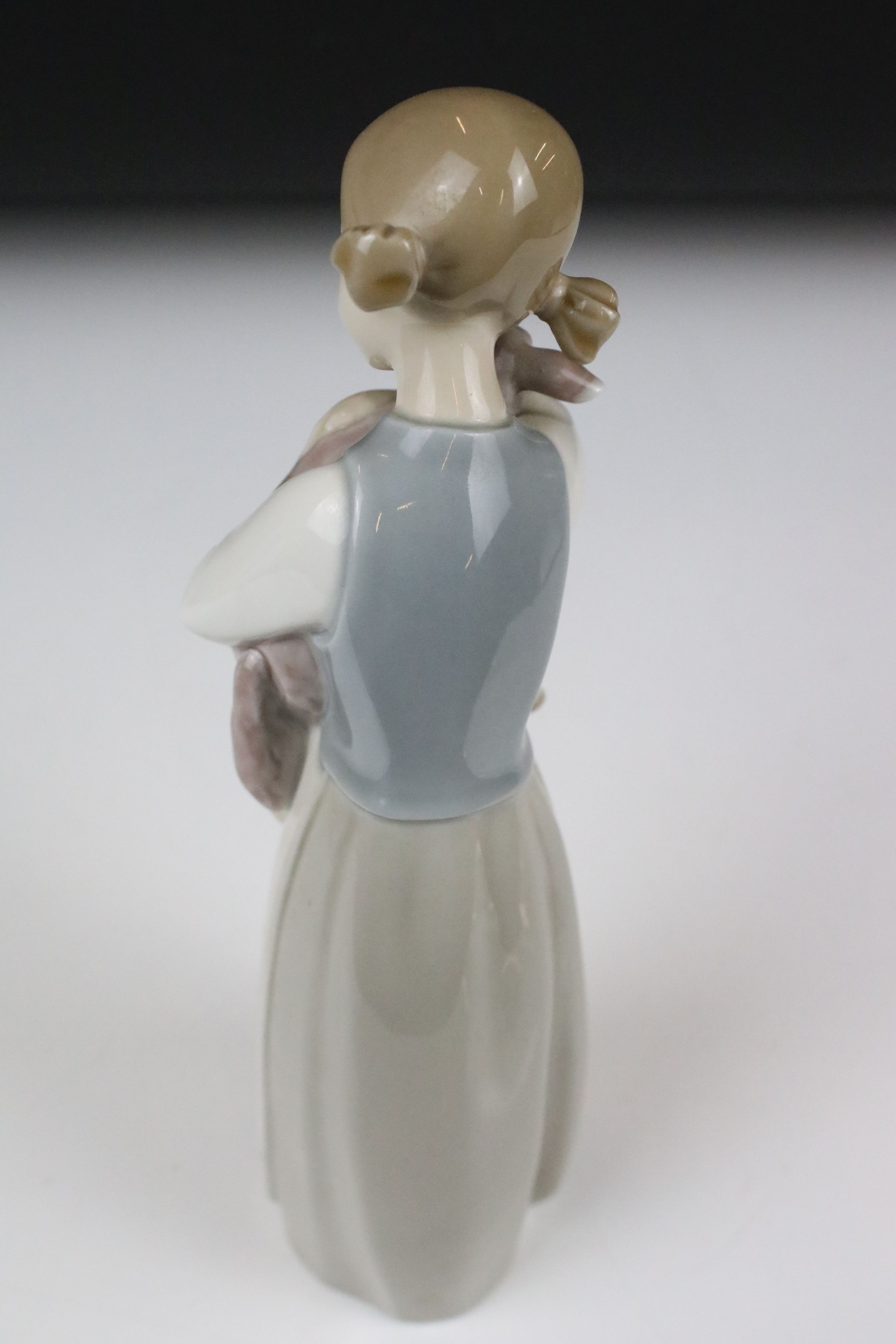 Eight Lladro figures, to include: 5010 'Prissy' (boxed) and 4523 'Little Girl with Slippers - Image 18 of 18