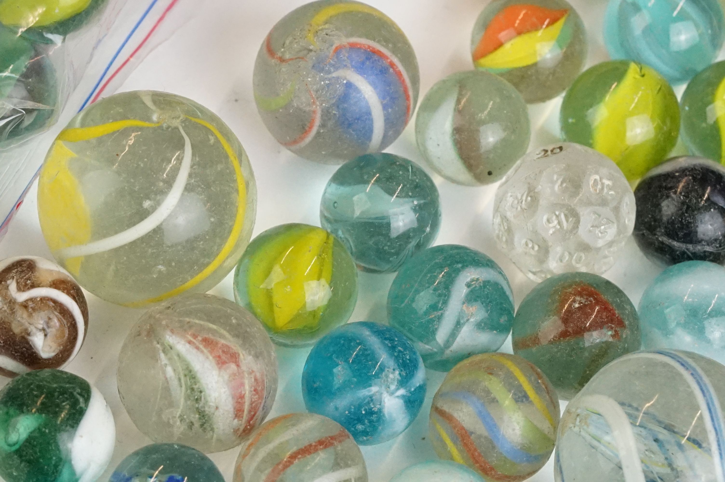 A small collection of vintage glass marbles contained within two bags. - Image 4 of 13