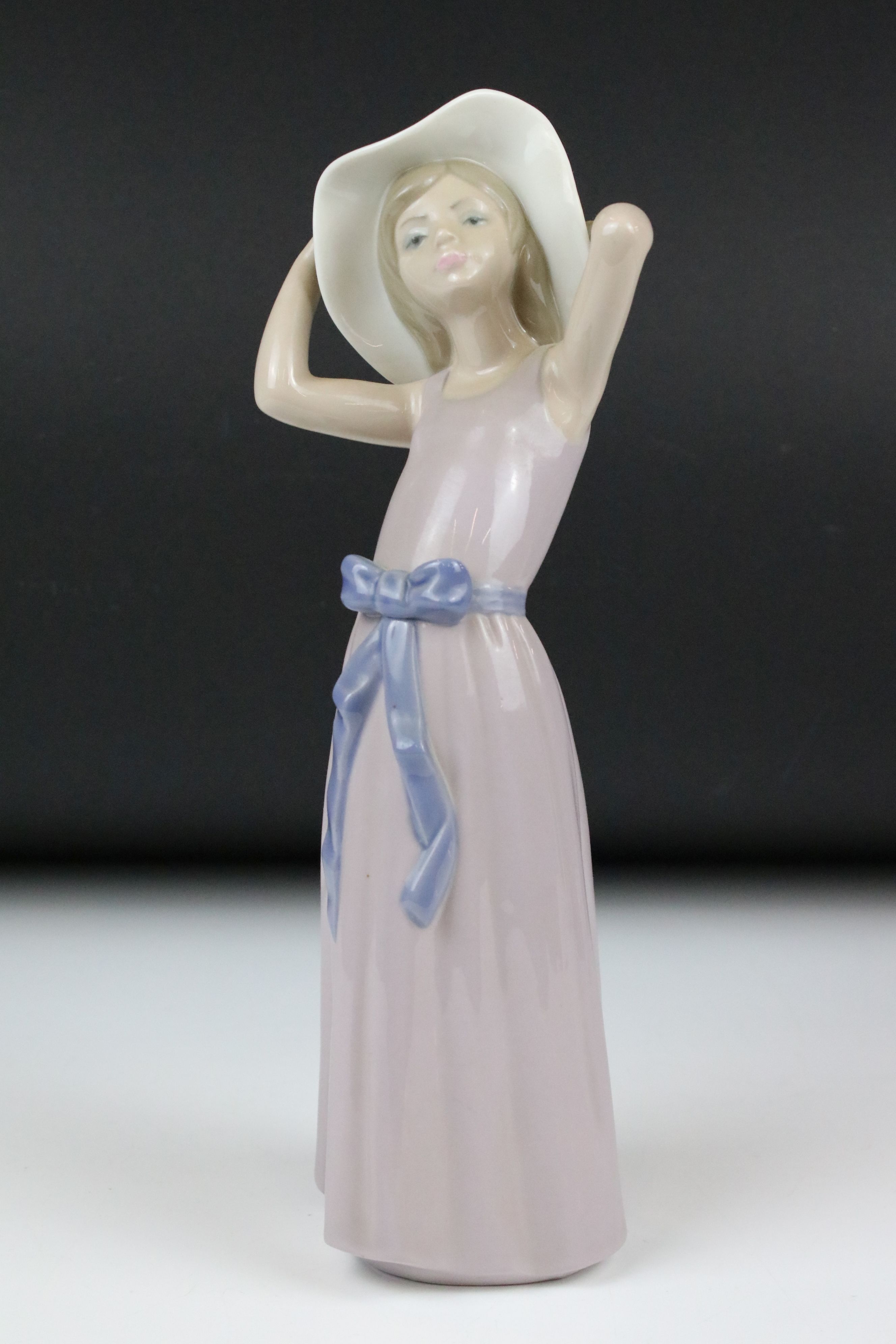 Eight Lladro figures, to include: 5010 'Prissy' (boxed) and 4523 'Little Girl with Slippers - Image 11 of 18