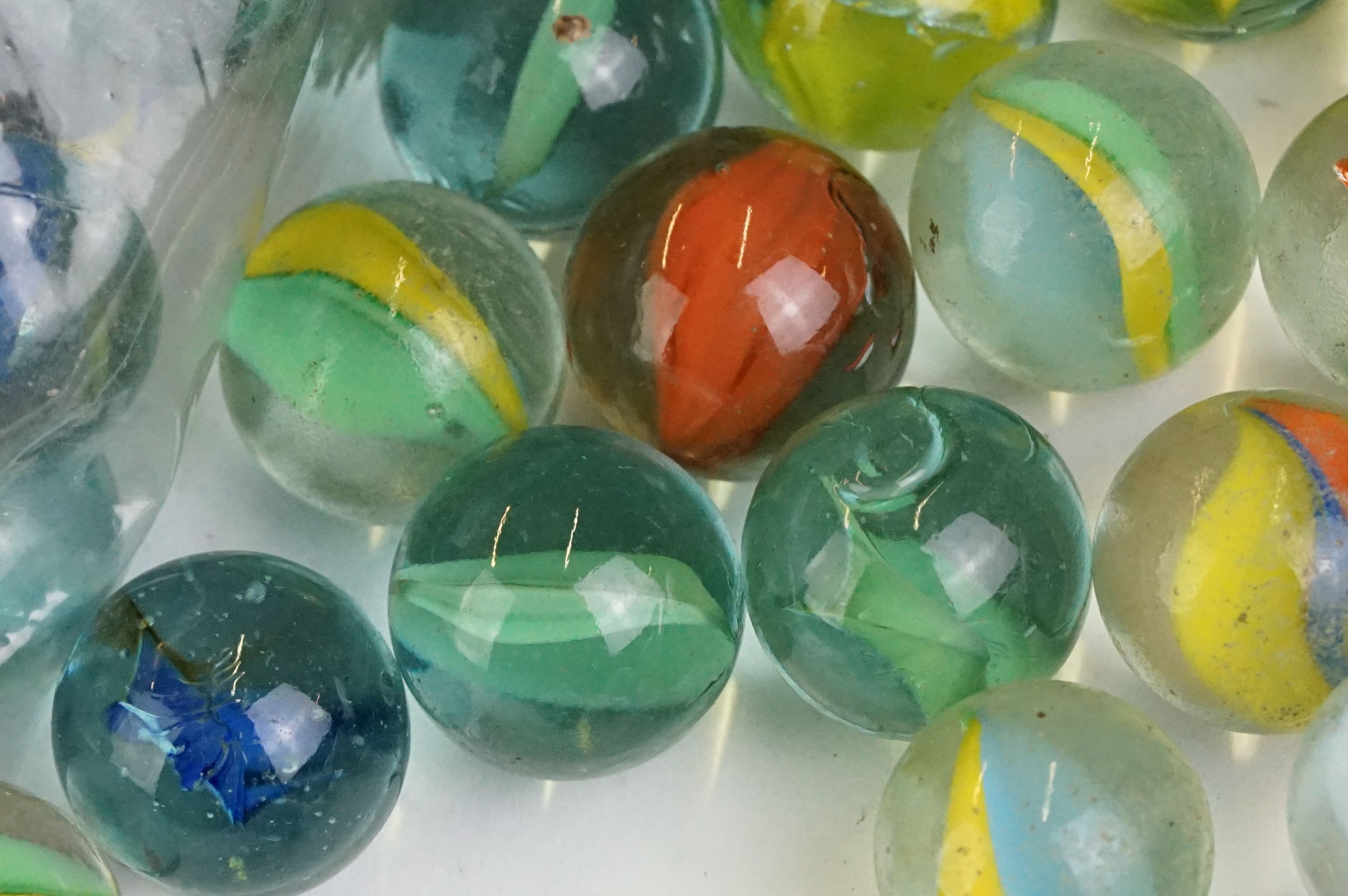 A small collection of vintage glass marbles contained within two bags. - Image 11 of 13