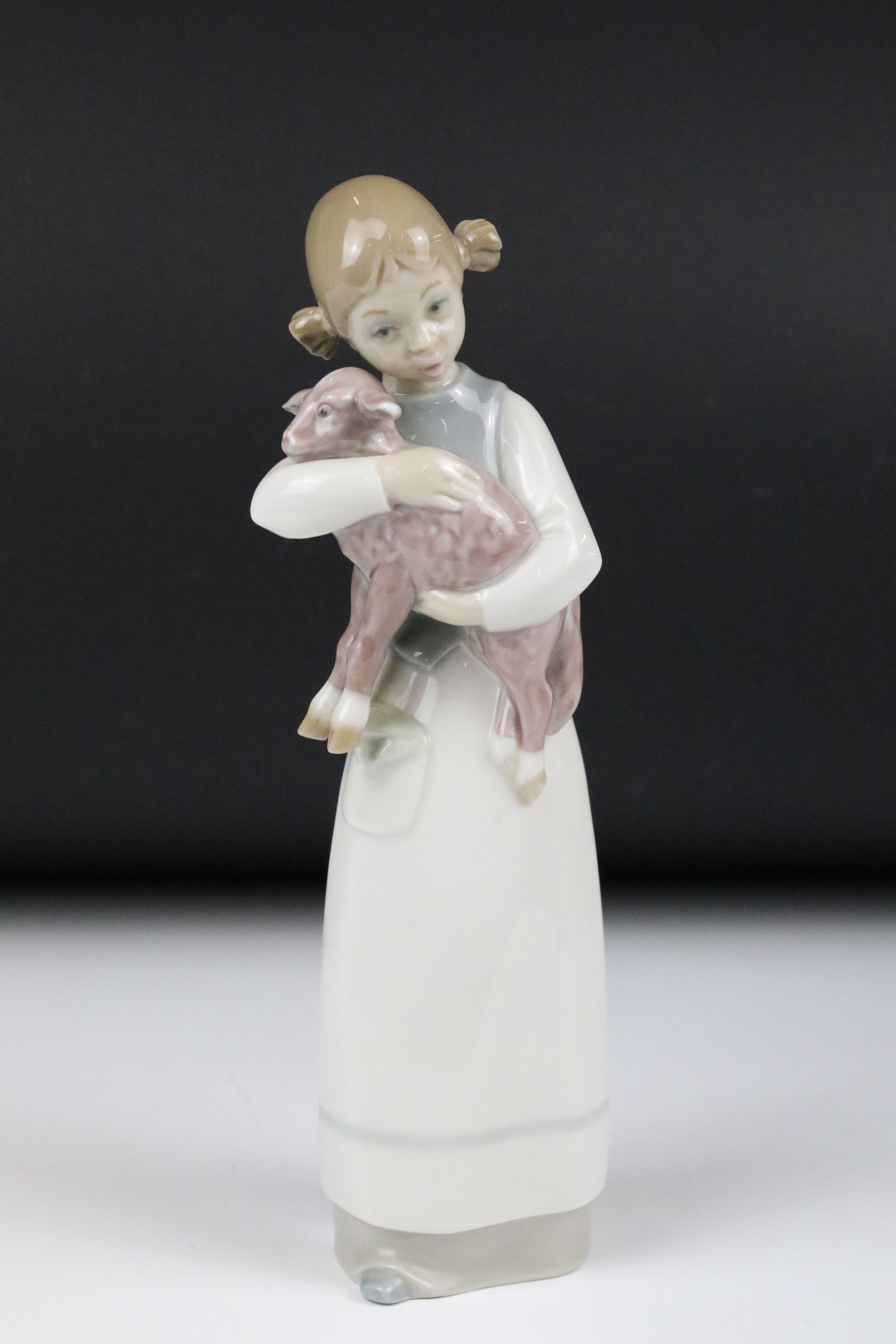 Eight Lladro figures, to include: 5010 'Prissy' (boxed) and 4523 'Little Girl with Slippers - Image 17 of 18