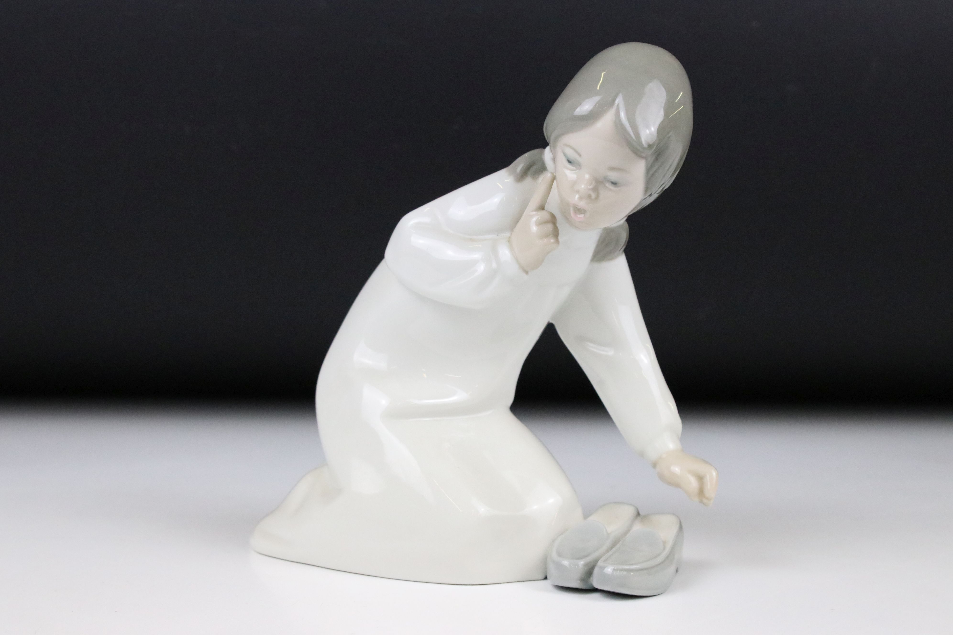 Eight Lladro figures, to include: 5010 'Prissy' (boxed) and 4523 'Little Girl with Slippers - Image 15 of 18