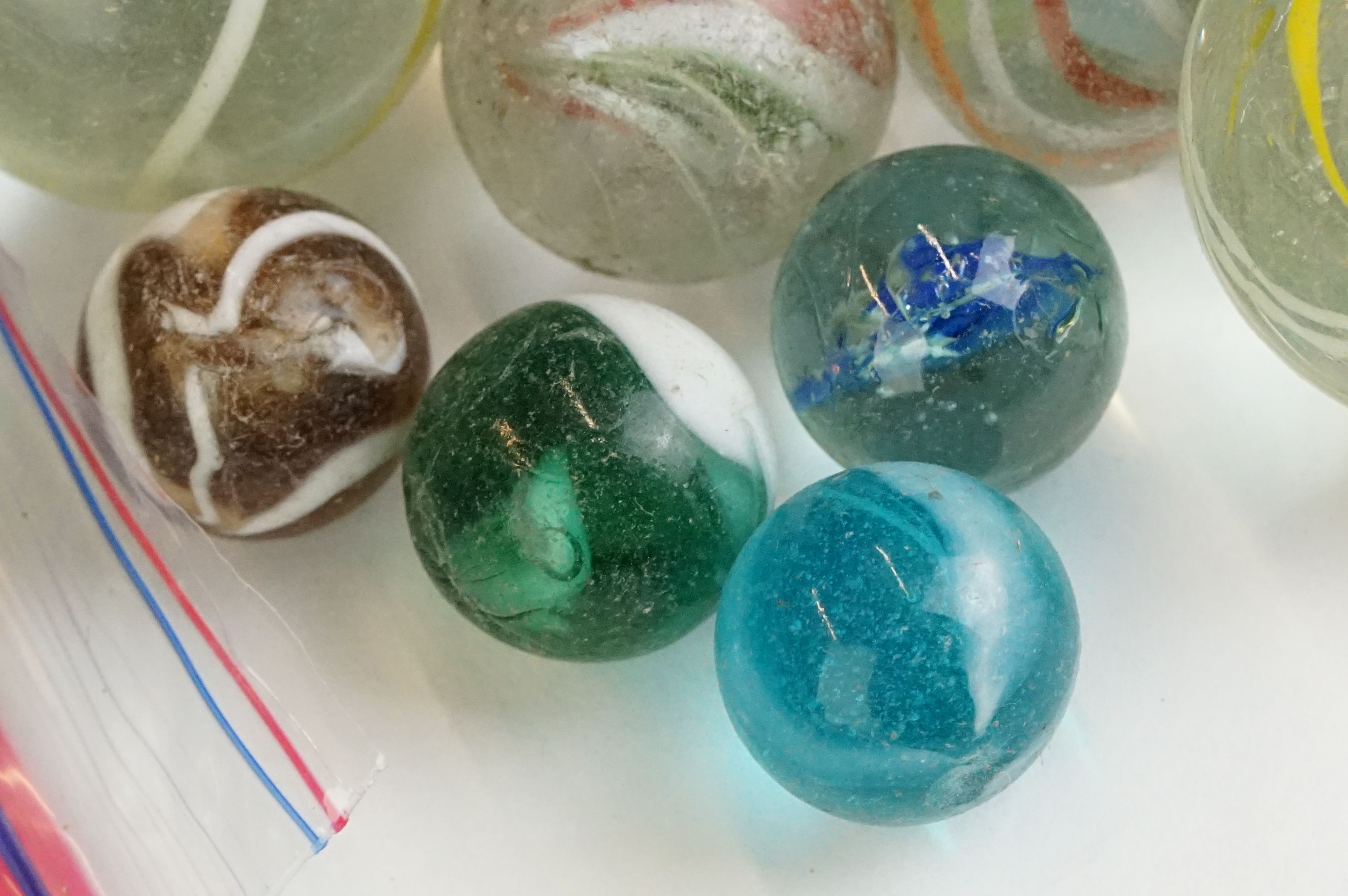 A small collection of vintage glass marbles contained within two bags. - Image 2 of 13