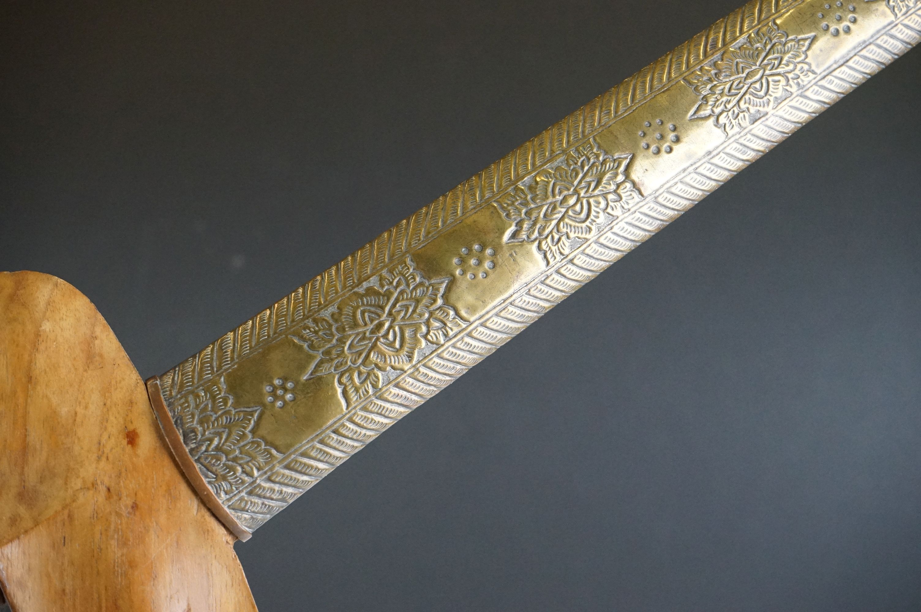 A 19th/20th Century Malaysian Kris Dagger with typical hand-forged wavy blade. It comes complete - Image 11 of 12