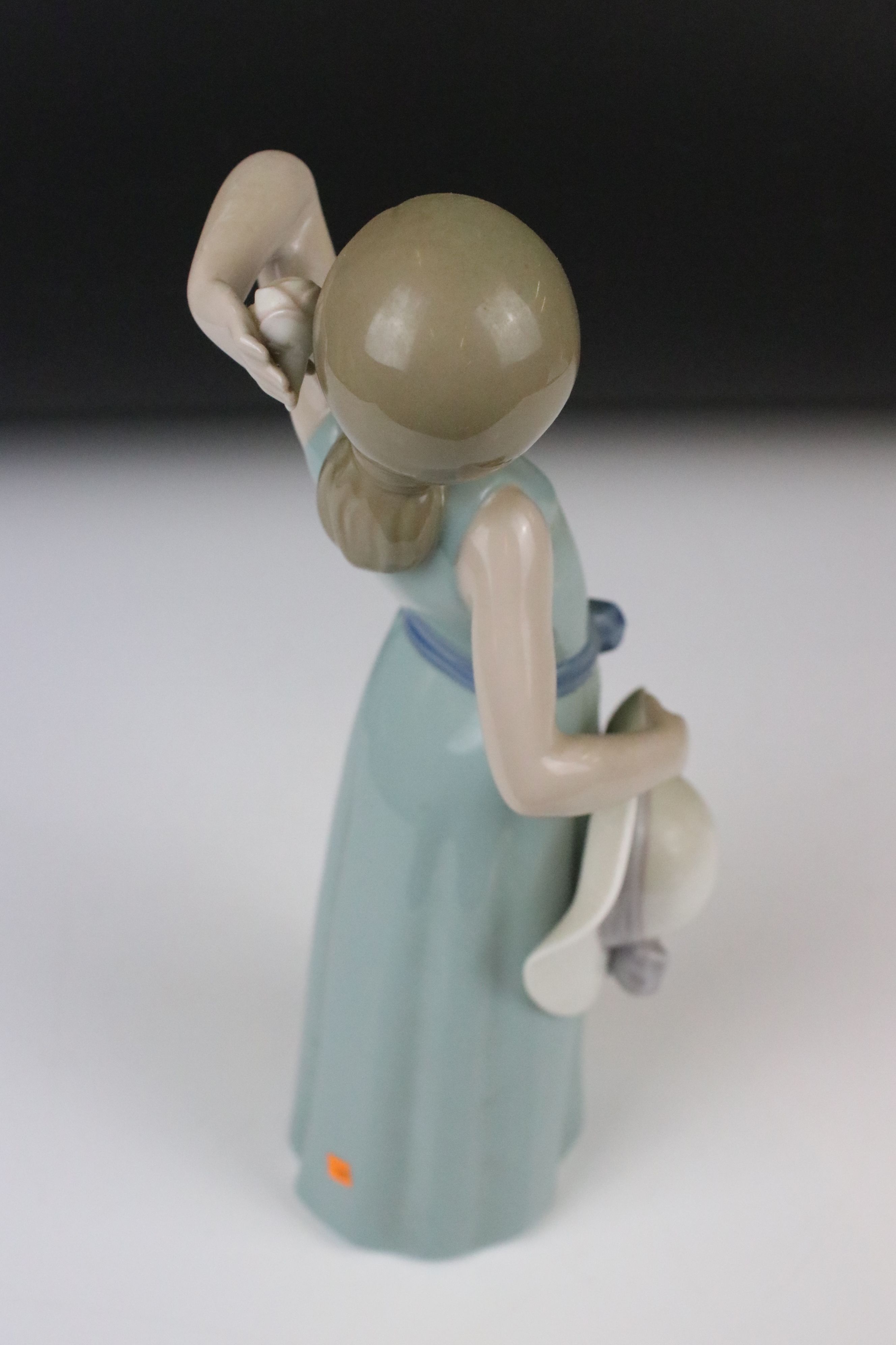 Eight Lladro figures, to include: 5010 'Prissy' (boxed) and 4523 'Little Girl with Slippers - Image 14 of 18