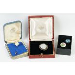 A small collection of vintage costume jewellery to include a Ruskin cabochon brooch and a