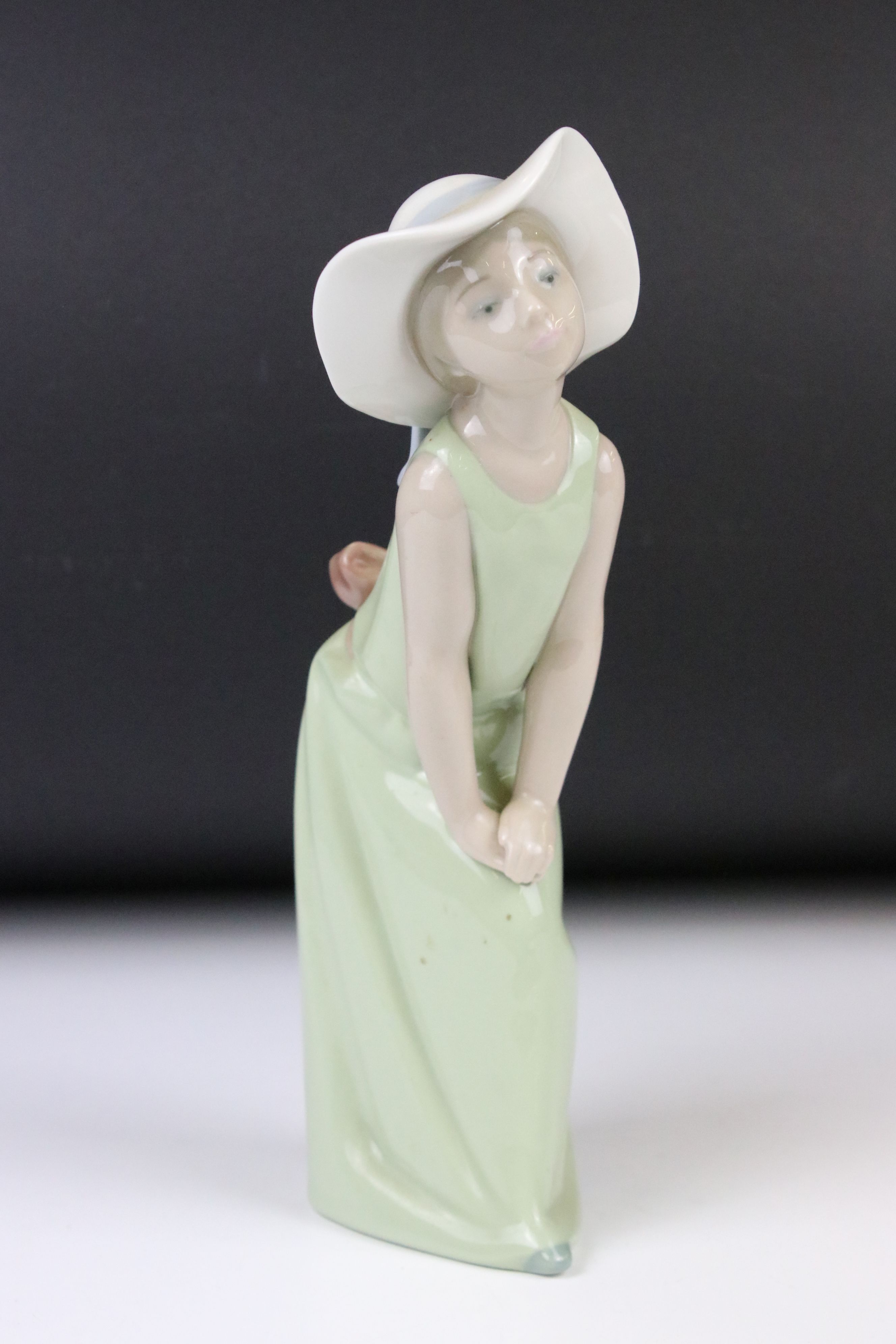 Eight Lladro figures, to include: 5010 'Prissy' (boxed) and 4523 'Little Girl with Slippers - Image 5 of 18