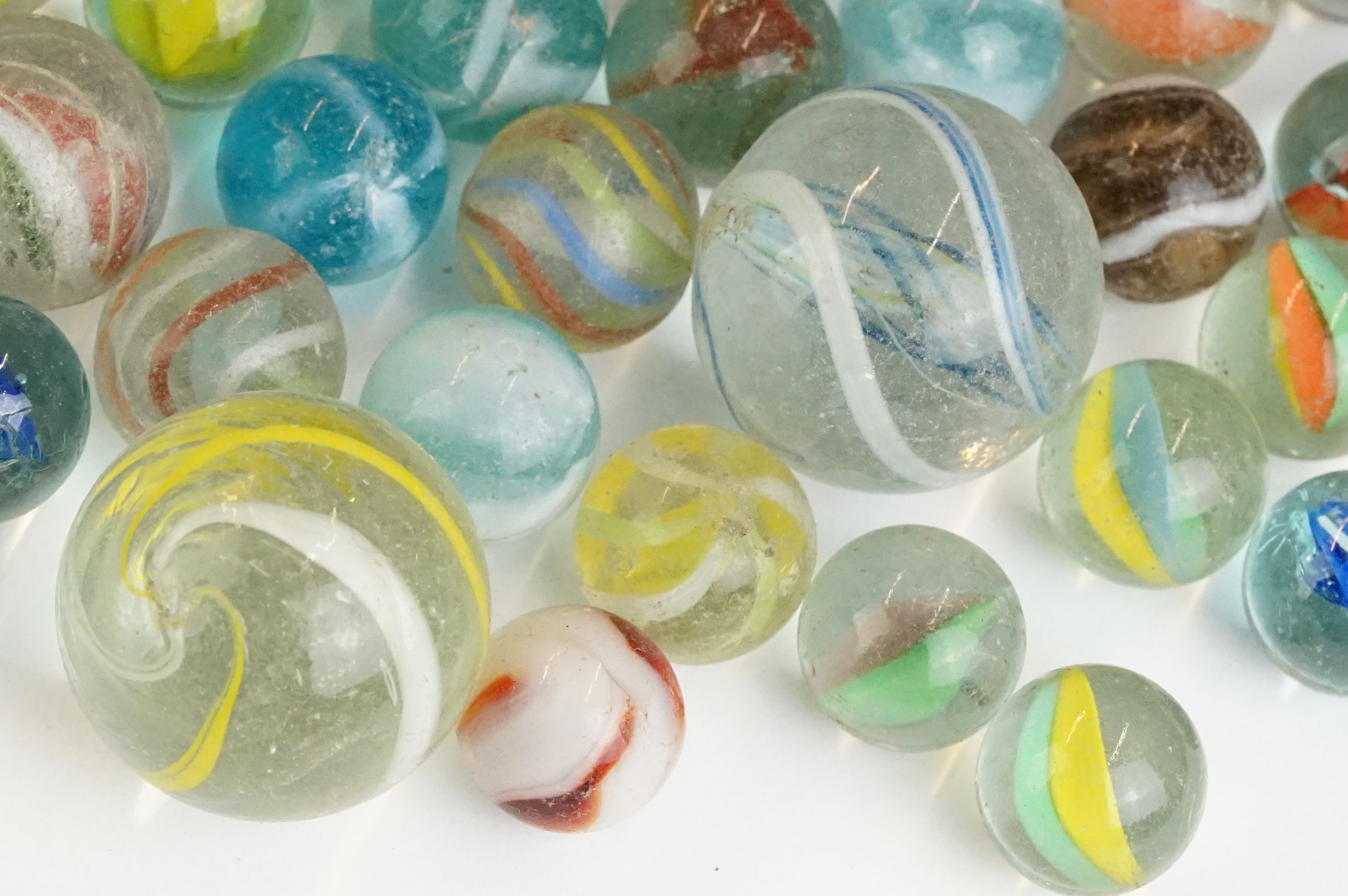 A small collection of vintage glass marbles contained within two bags. - Image 3 of 13