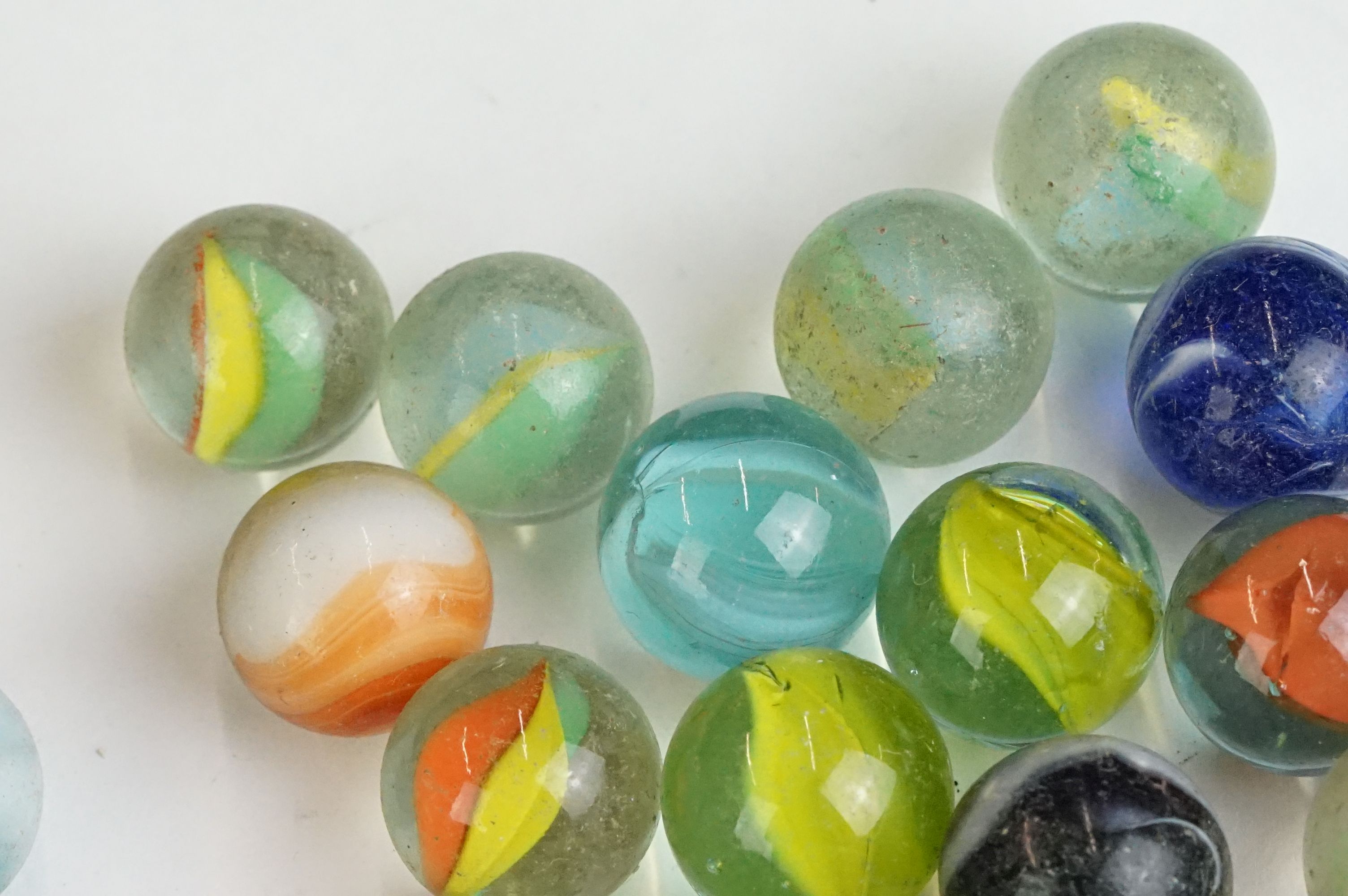 A small collection of vintage glass marbles contained within two bags. - Image 7 of 13