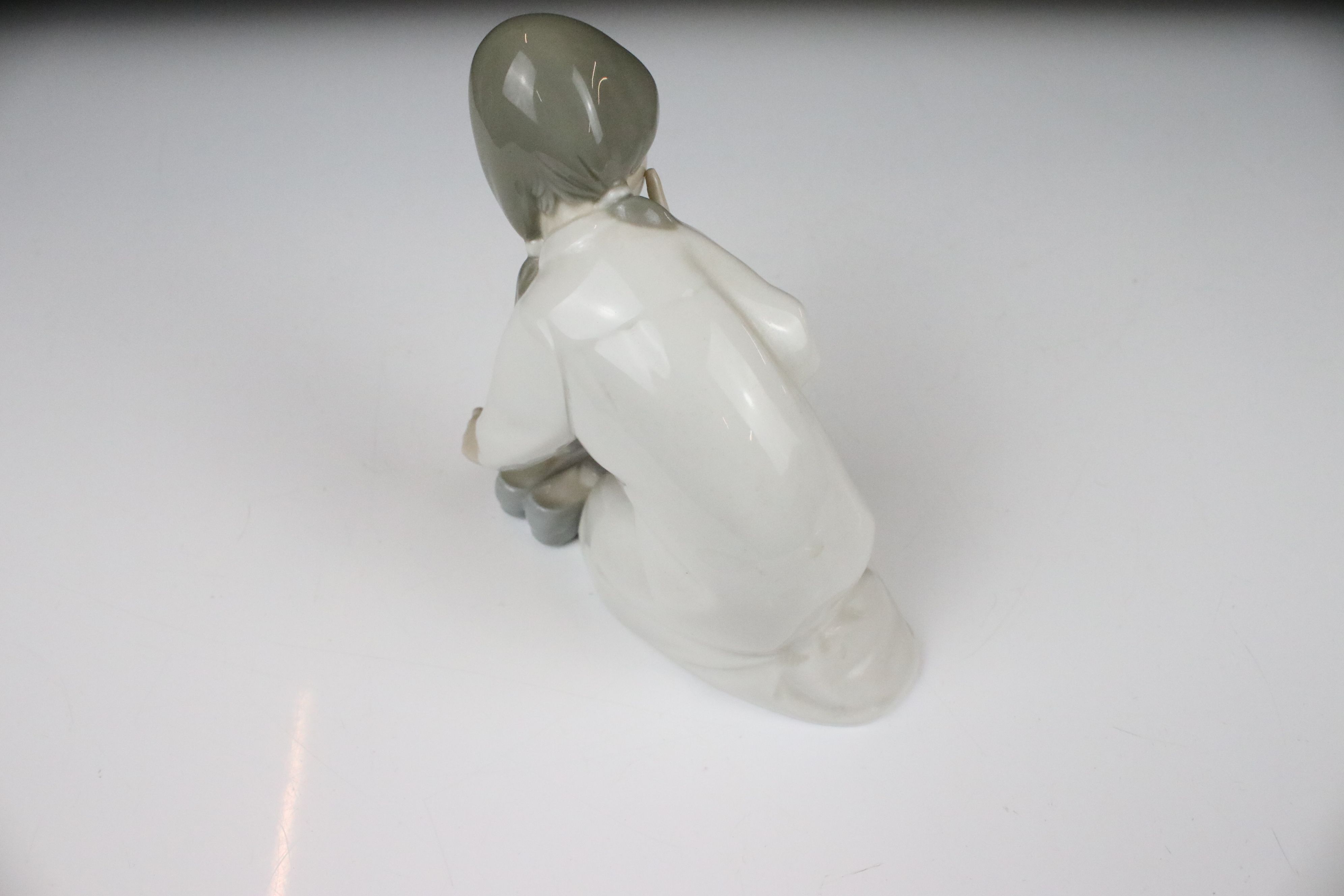 Eight Lladro figures, to include: 5010 'Prissy' (boxed) and 4523 'Little Girl with Slippers - Image 16 of 18