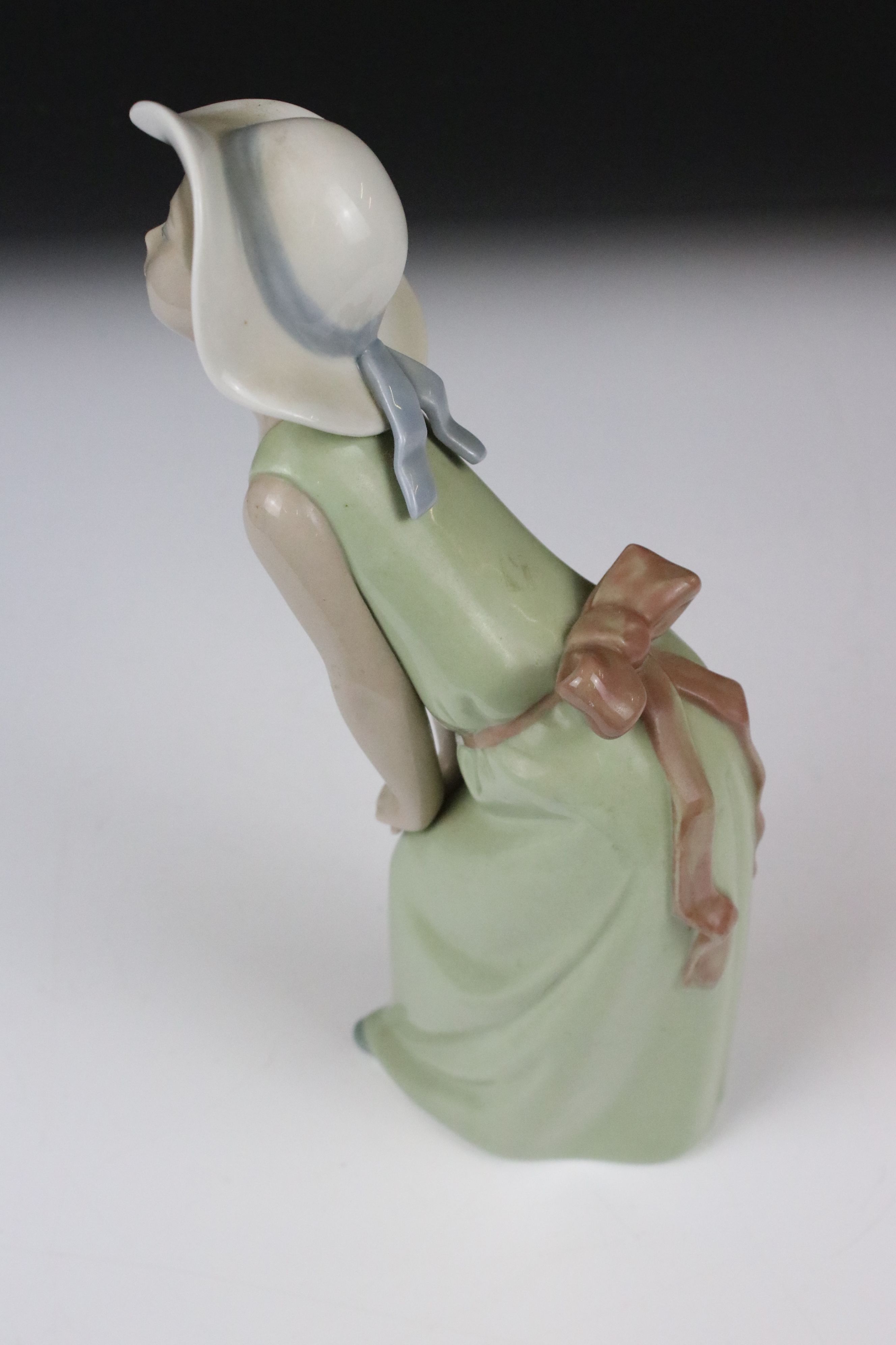 Eight Lladro figures, to include: 5010 'Prissy' (boxed) and 4523 'Little Girl with Slippers - Image 6 of 18