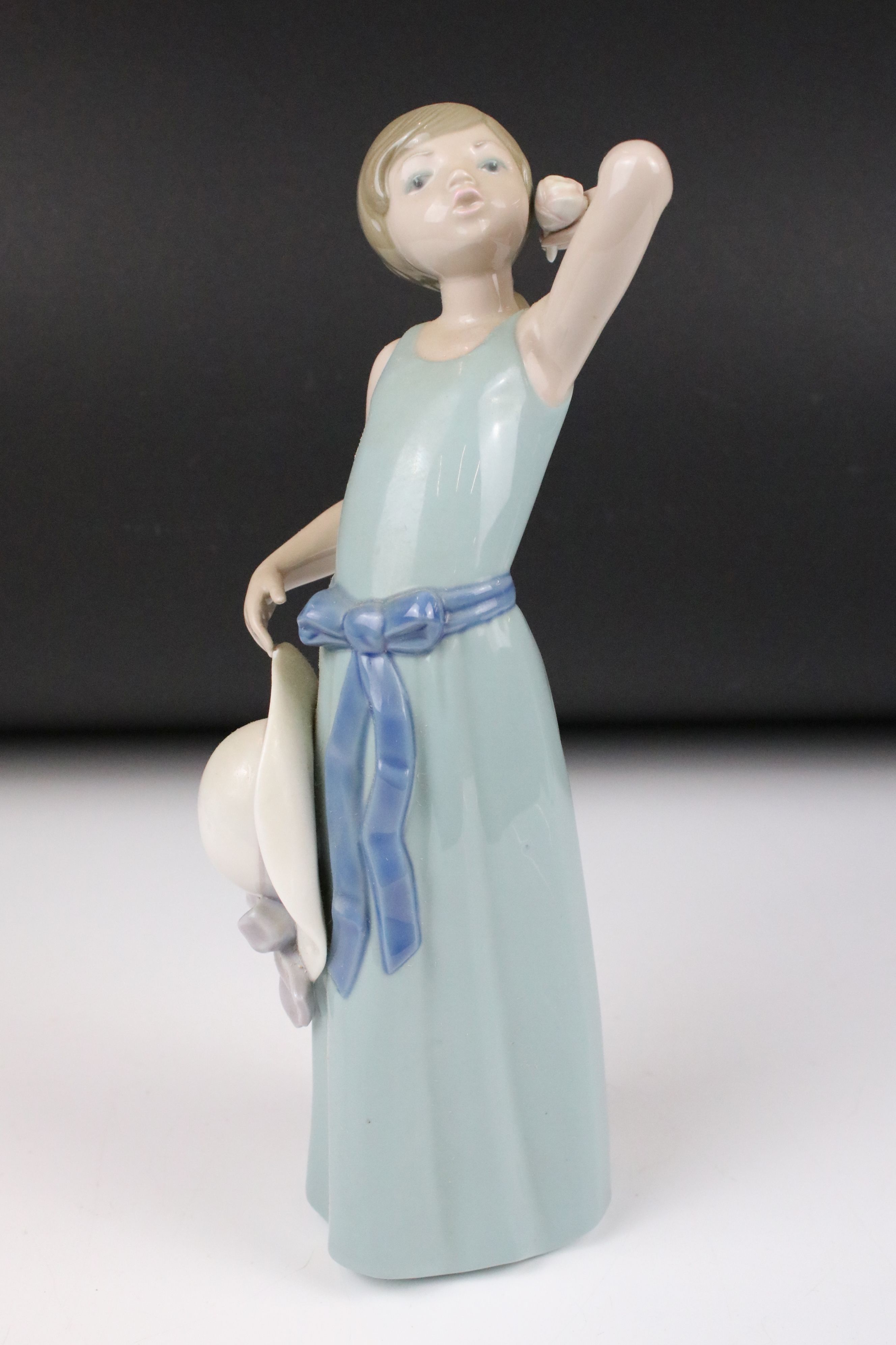 Eight Lladro figures, to include: 5010 'Prissy' (boxed) and 4523 'Little Girl with Slippers - Image 13 of 18