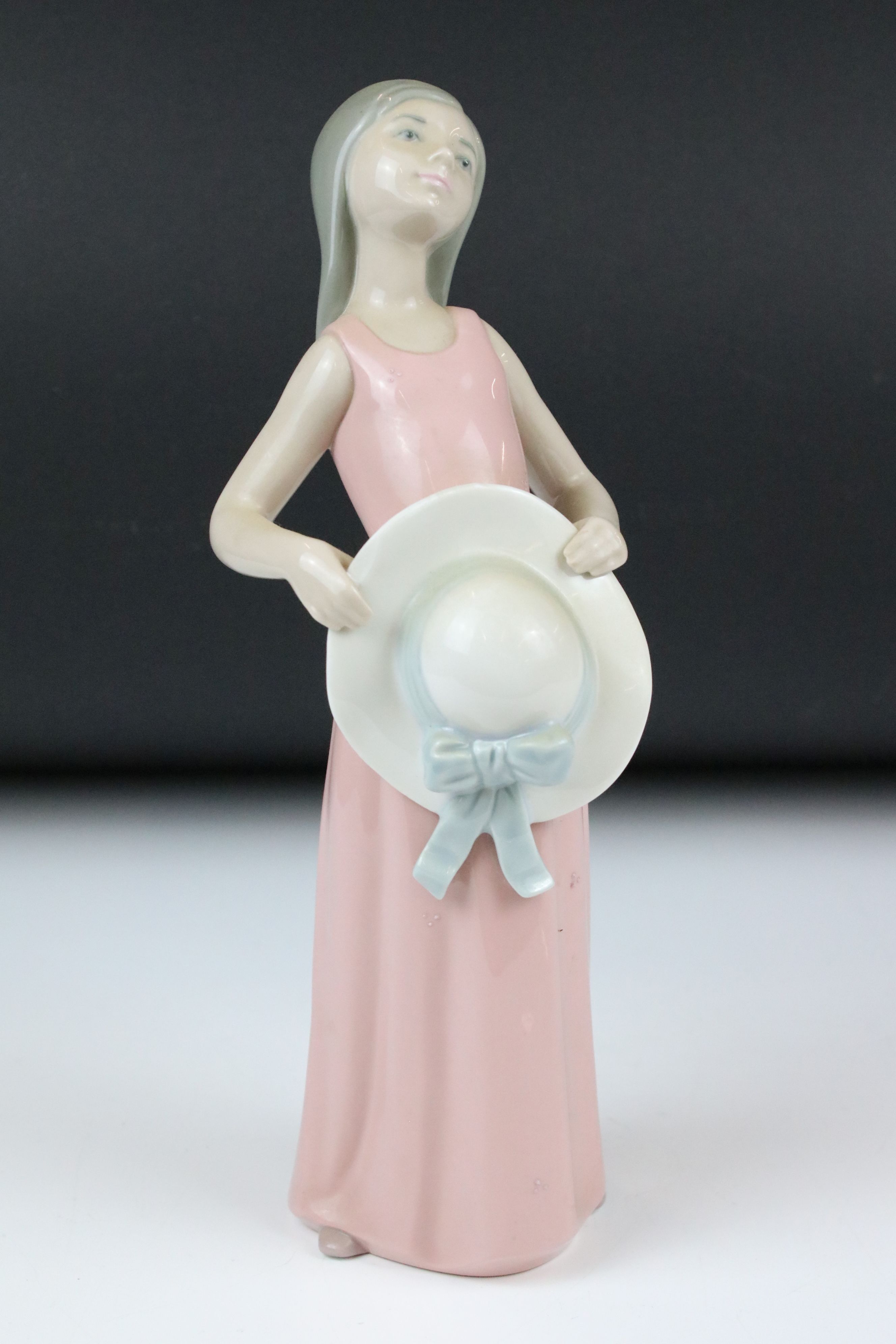 Eight Lladro figures, to include: 5010 'Prissy' (boxed) and 4523 'Little Girl with Slippers - Image 9 of 18