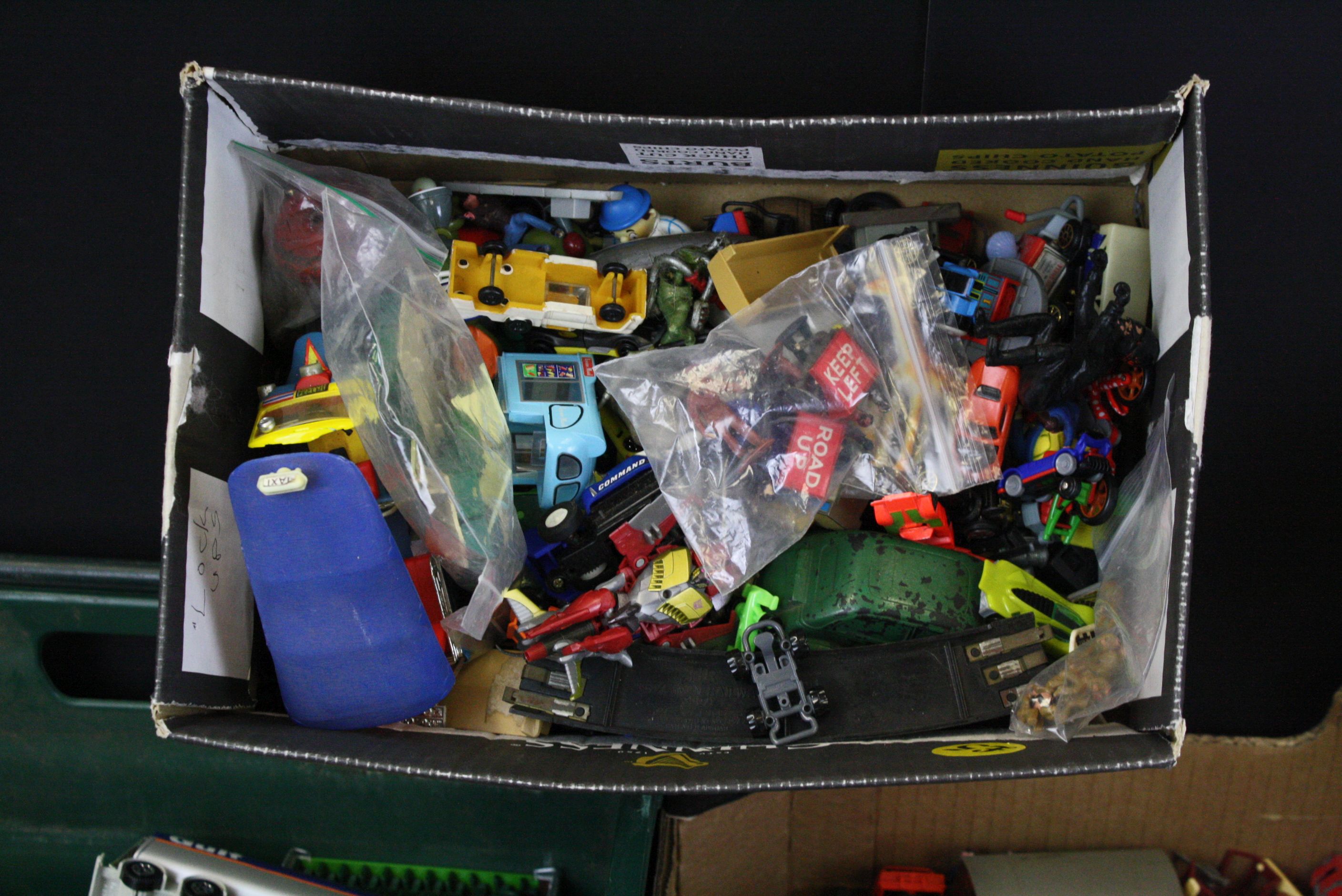 Large collection of diecast & plastic models to include Corgi, Maisto, Majorette, Solido, Matchbox - Image 5 of 9