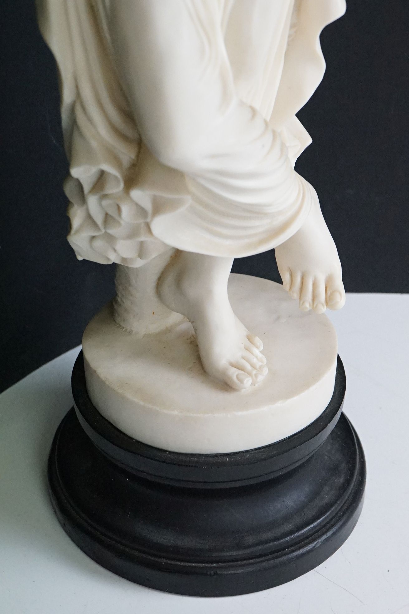 Resin sculpture of a classical maiden, in a pensive pose, raised on a wooden pedestal base. Measures - Bild 4 aus 7