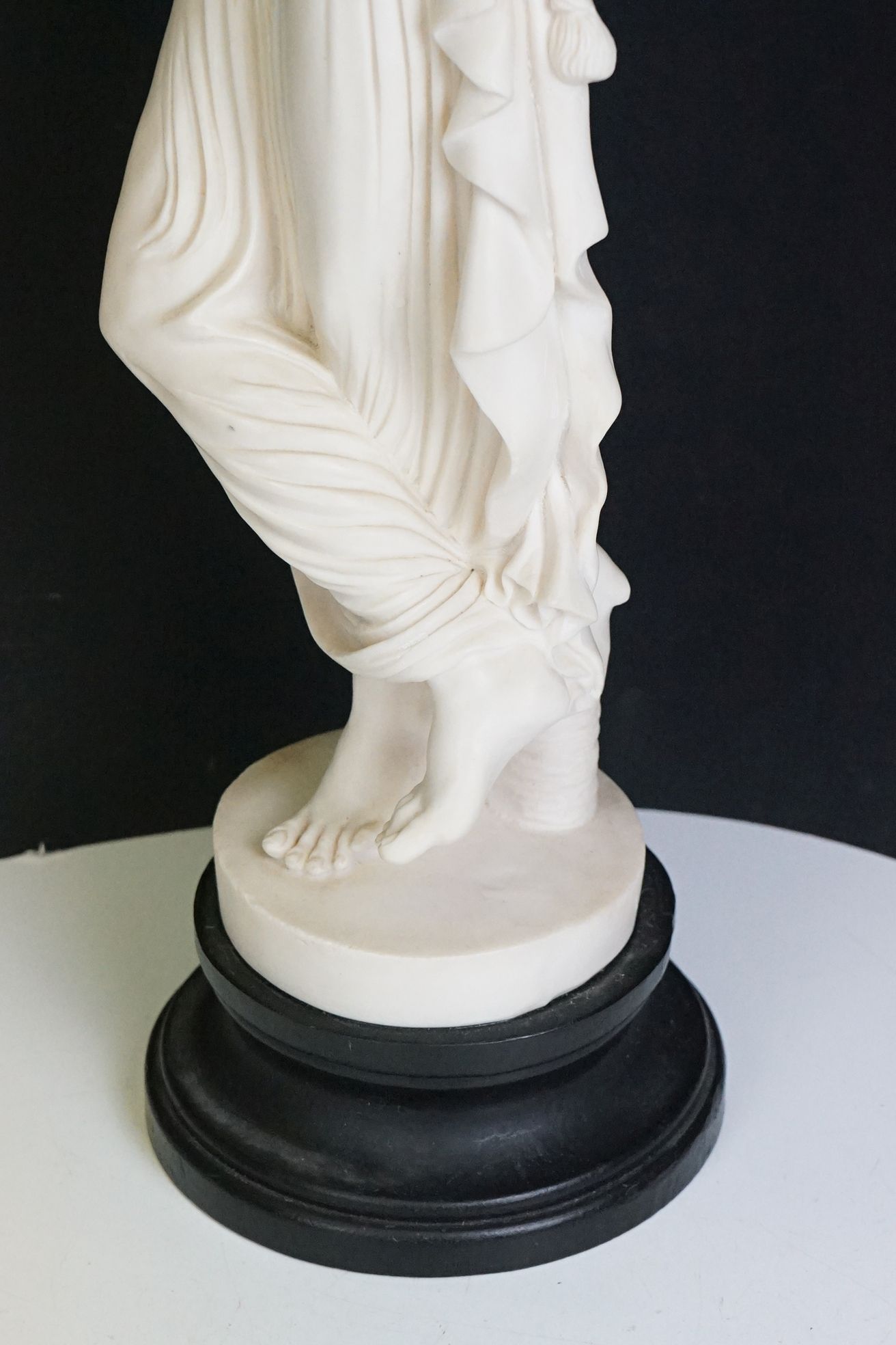 Resin sculpture of a classical maiden, in a pensive pose, raised on a wooden pedestal base. Measures - Bild 6 aus 7