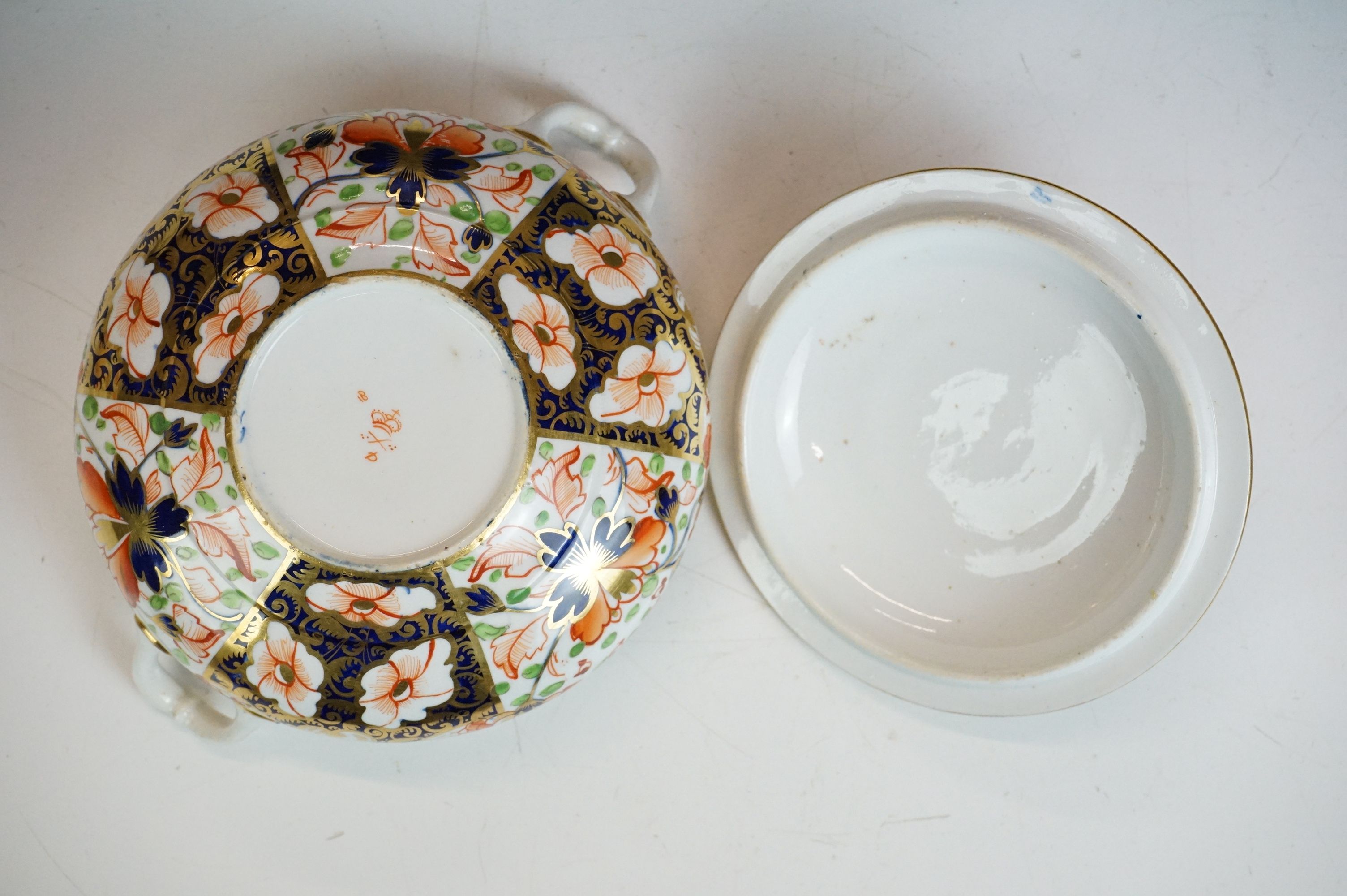 Early 19th century Crown Derby Imari pattern ceramics to include a small tureen & cover, teacups, - Image 17 of 24
