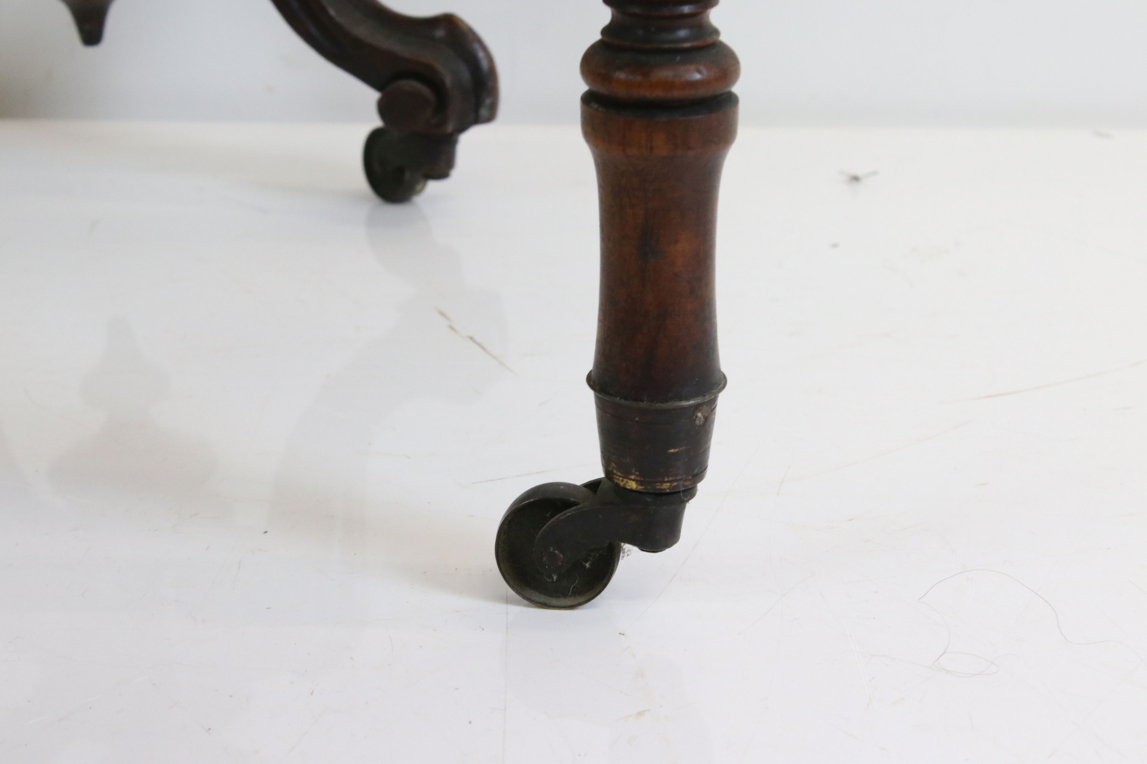 Victorian Burr Walnut and Walnut Oval Sutherland Table raised on reeded bulbous supports and - Image 4 of 9