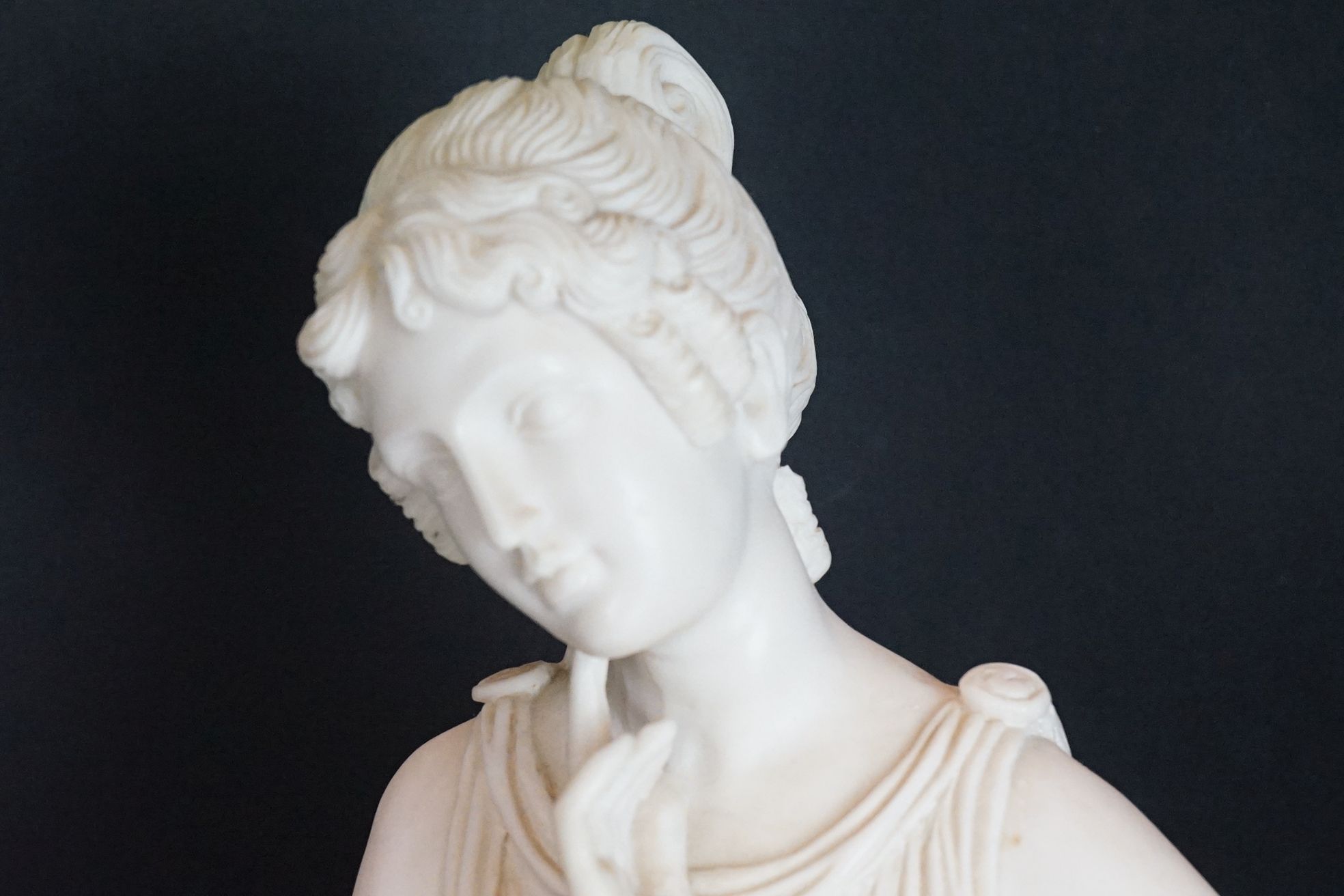 Resin sculpture of a classical maiden, in a pensive pose, raised on a wooden pedestal base. Measures - Bild 2 aus 7