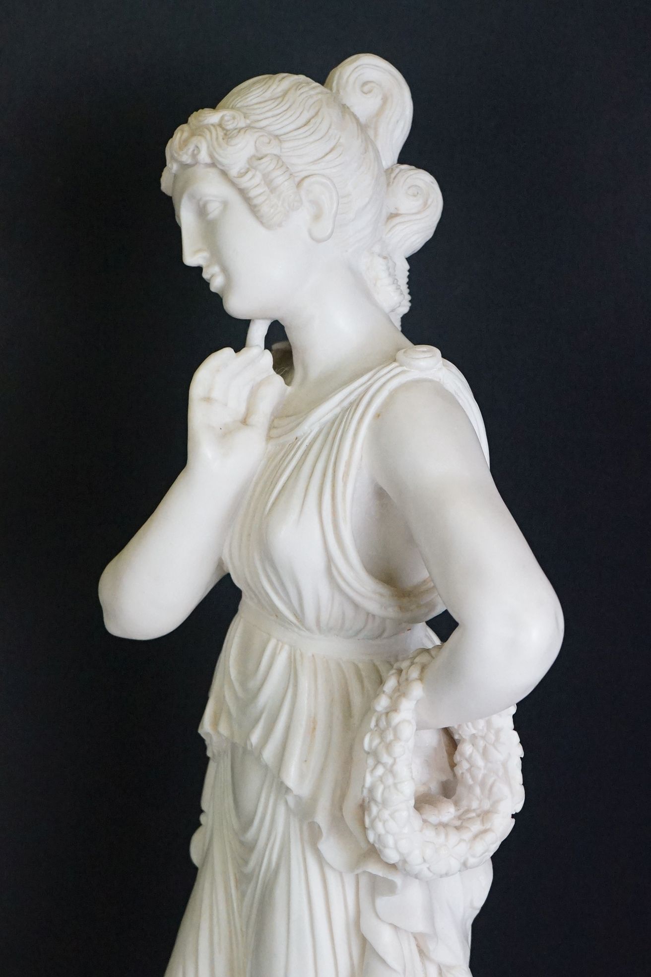 Resin sculpture of a classical maiden, in a pensive pose, raised on a wooden pedestal base. Measures - Bild 5 aus 7