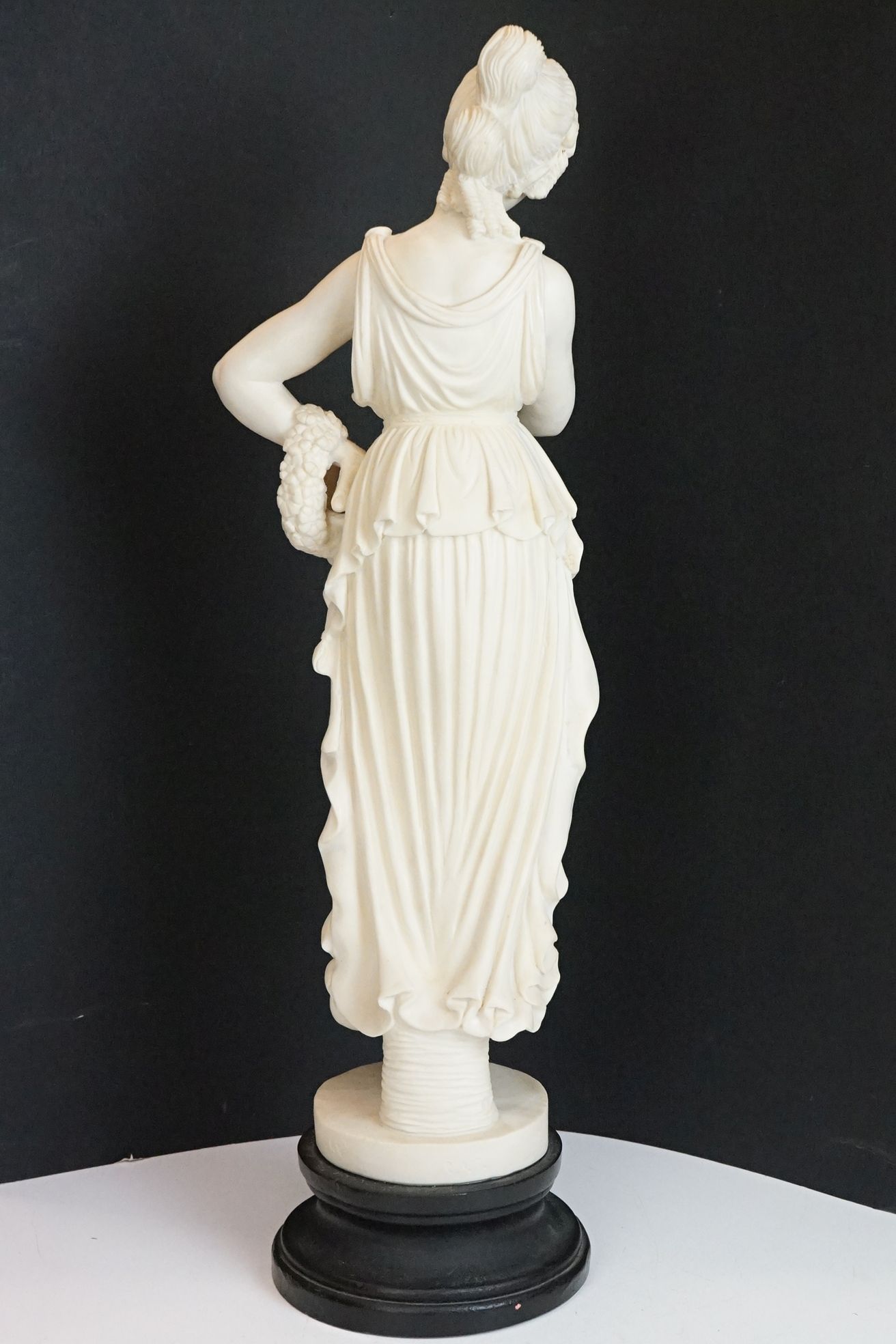 Resin sculpture of a classical maiden, in a pensive pose, raised on a wooden pedestal base. Measures - Bild 7 aus 7