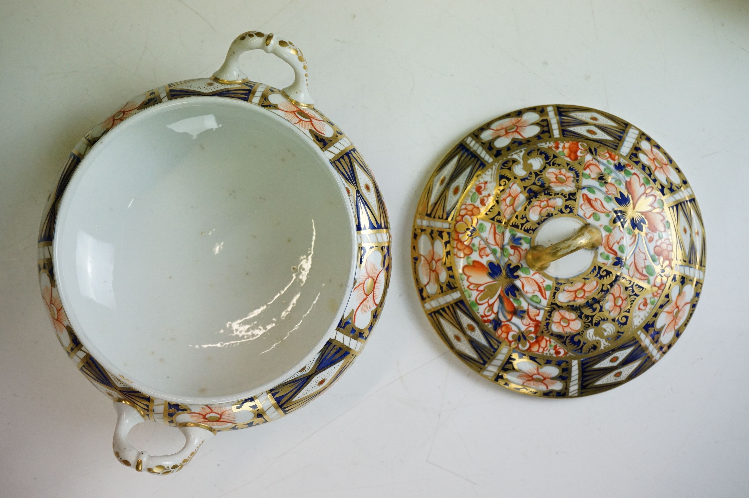 Early 19th century Crown Derby Imari pattern ceramics to include a small tureen & cover, teacups, - Image 15 of 24