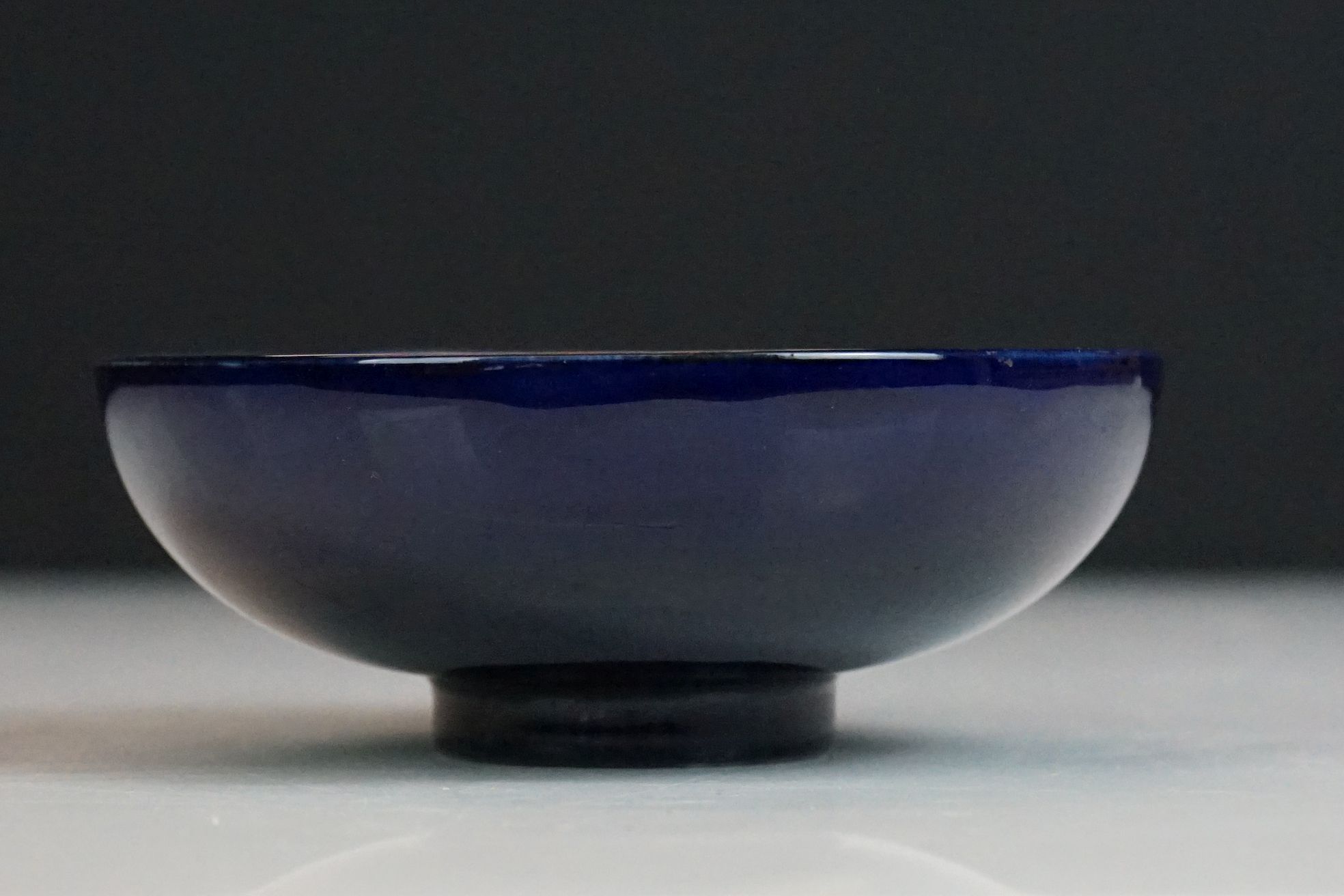 Moorcroft ' Poppy ' pattern small blue ground bowl / trinket dish, dated '96, 11.5cm diameter - Image 4 of 7