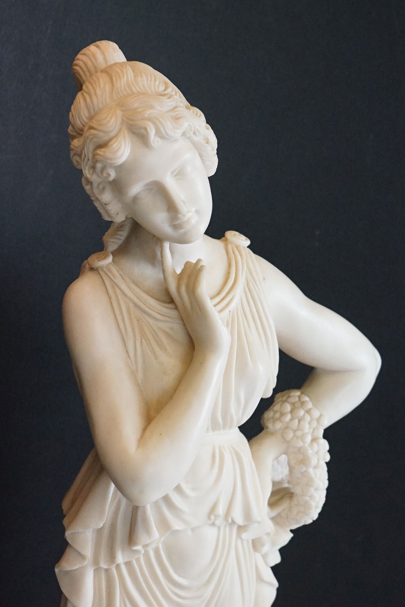 Resin sculpture of a classical maiden, in a pensive pose, raised on a wooden pedestal base. Measures - Bild 3 aus 7