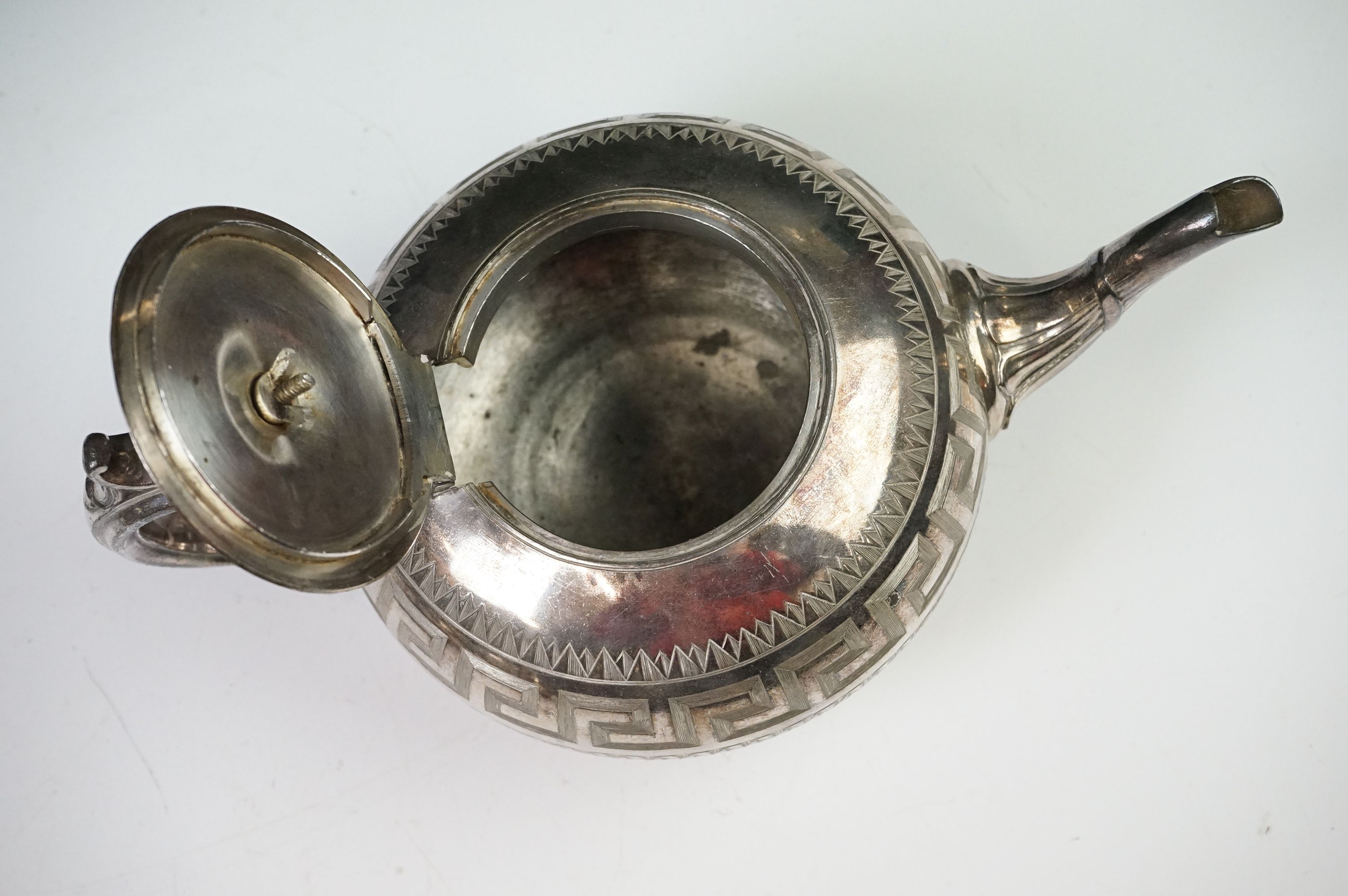 An antique silver plated tea set to include teapot, cream jug, sugar bowl and water jug decorated - Image 20 of 22