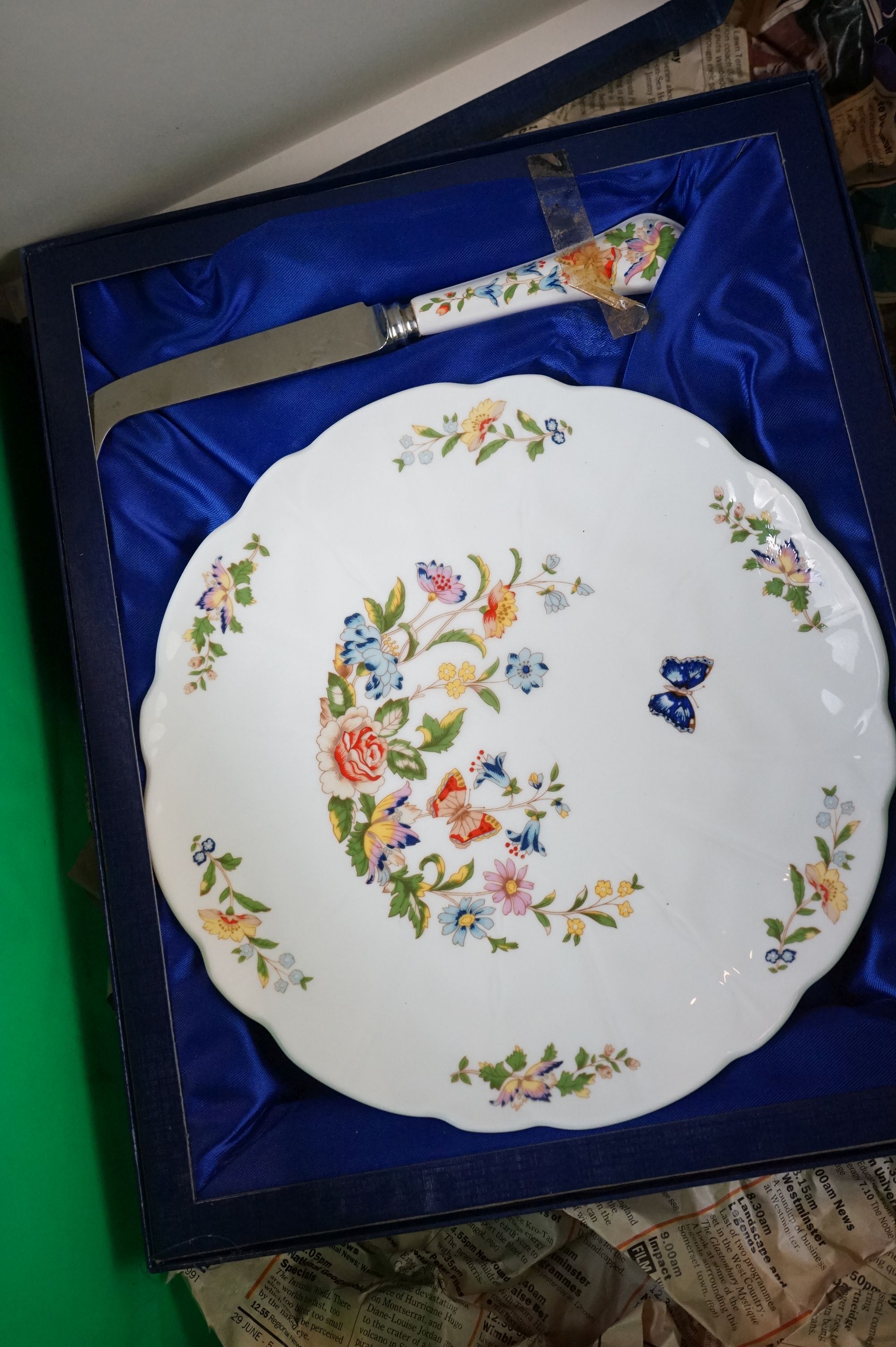 Aynsley ' Cottage Garden ' tea & dinner ware to include 7 dinner plates, 5 side plates, 6 soup - Image 7 of 9