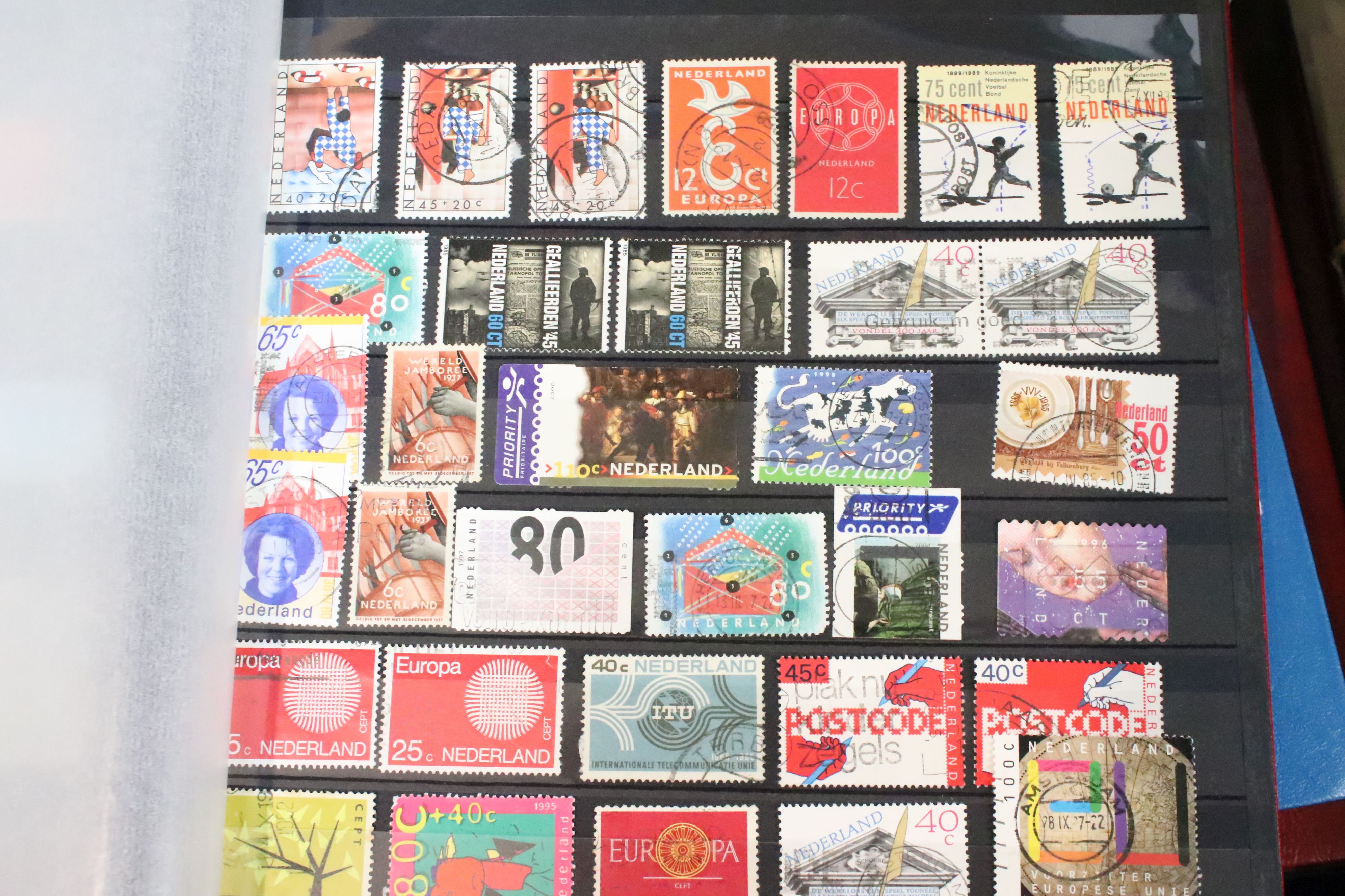 An extensive collection of GB, Commonwealth & World stamps in albums and loose, to include Queen - Image 15 of 15