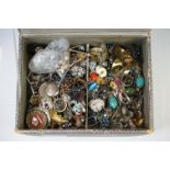 Jewellery box containing various items of jewellery, to include rings, brooches etc