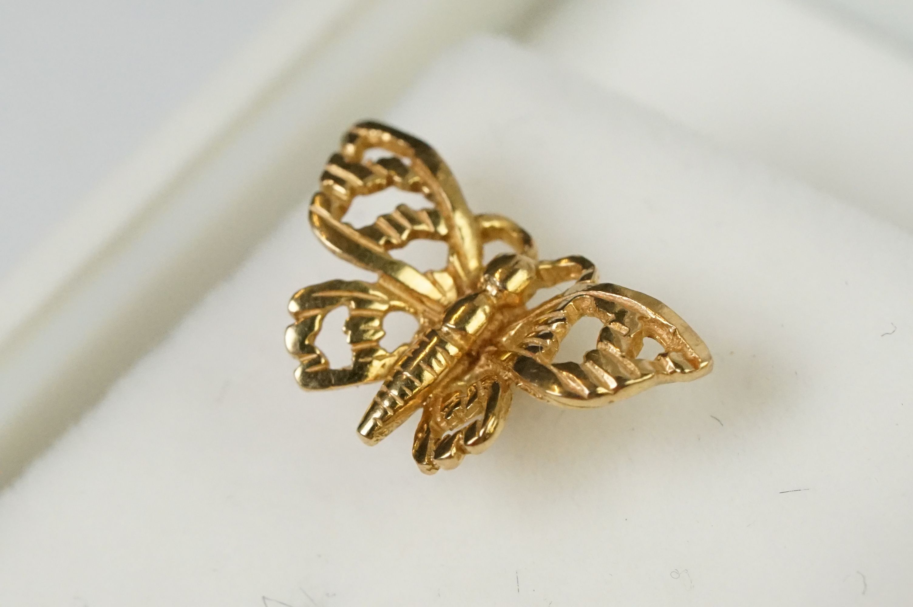 A pair of fully hallmarked 9ct gold stud earrings in the form of butterflies. - Image 3 of 7