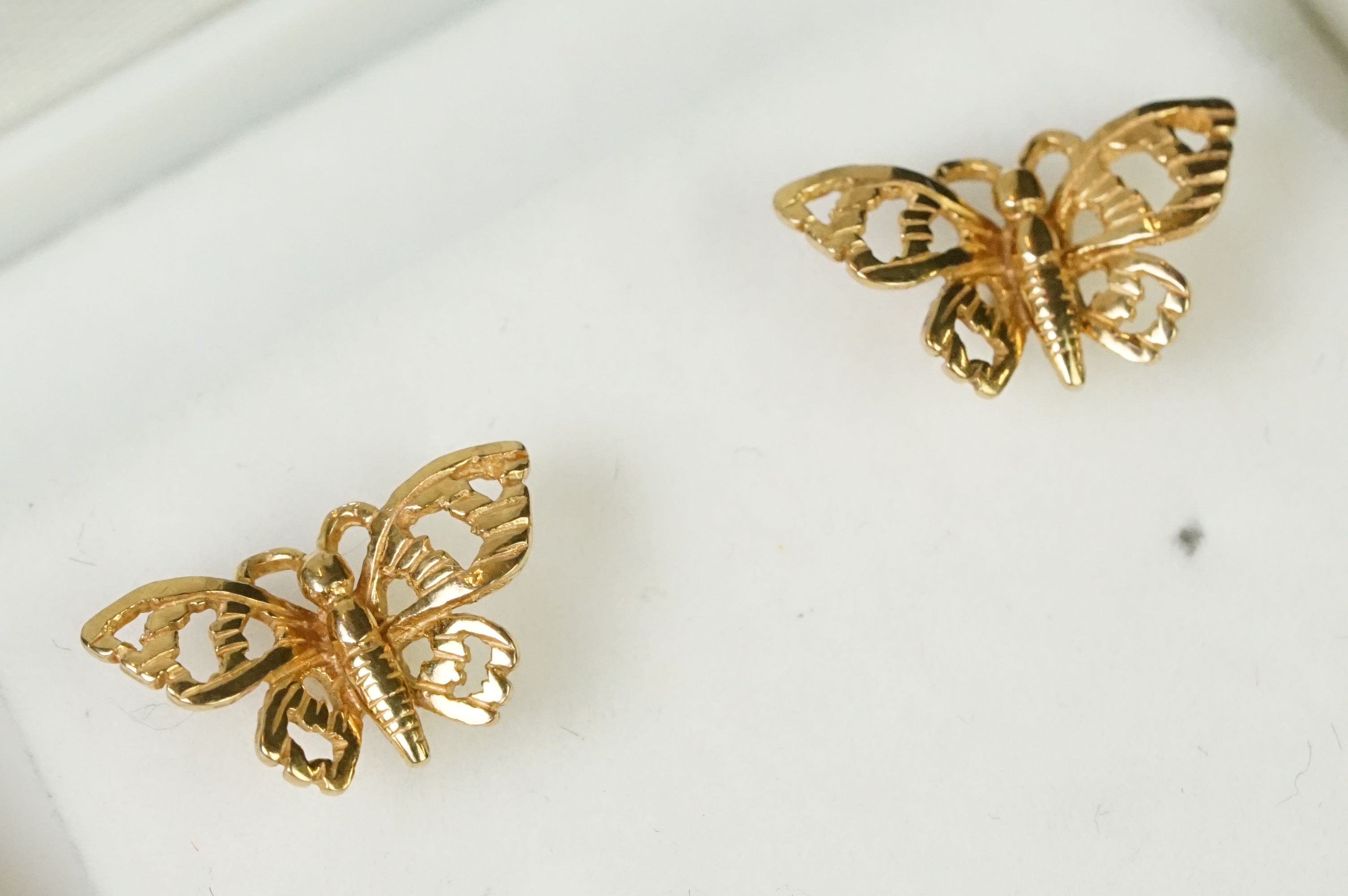A pair of fully hallmarked 9ct gold stud earrings in the form of butterflies. - Image 2 of 7