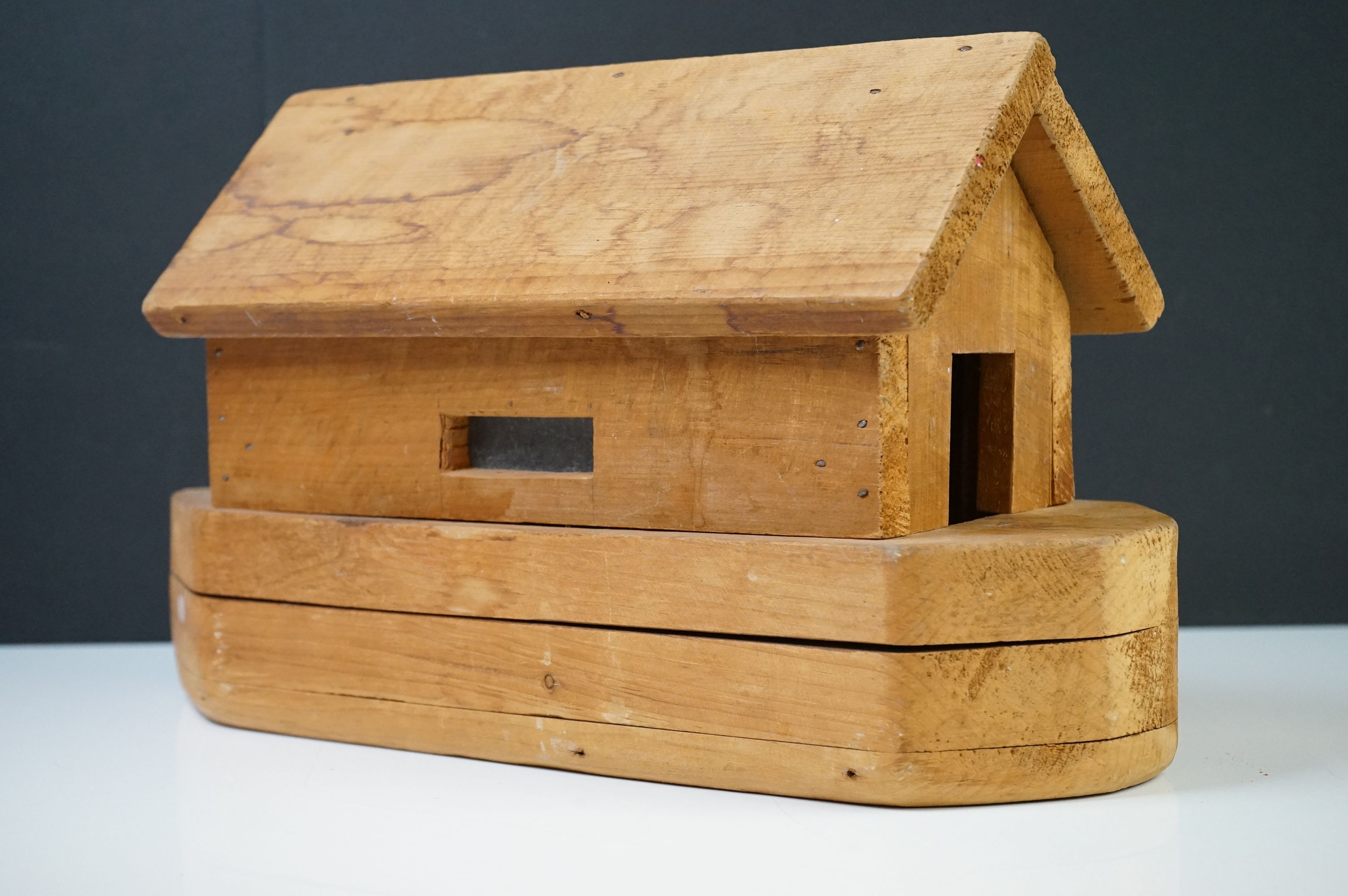 Wooden Noah's Ark model with nine carved animals (giraffes, elephants, etc). Ark measures approx - Image 7 of 11