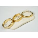 Two fully hallmarked 18ct gold band rings together with a 22ct gold platinum lined example.