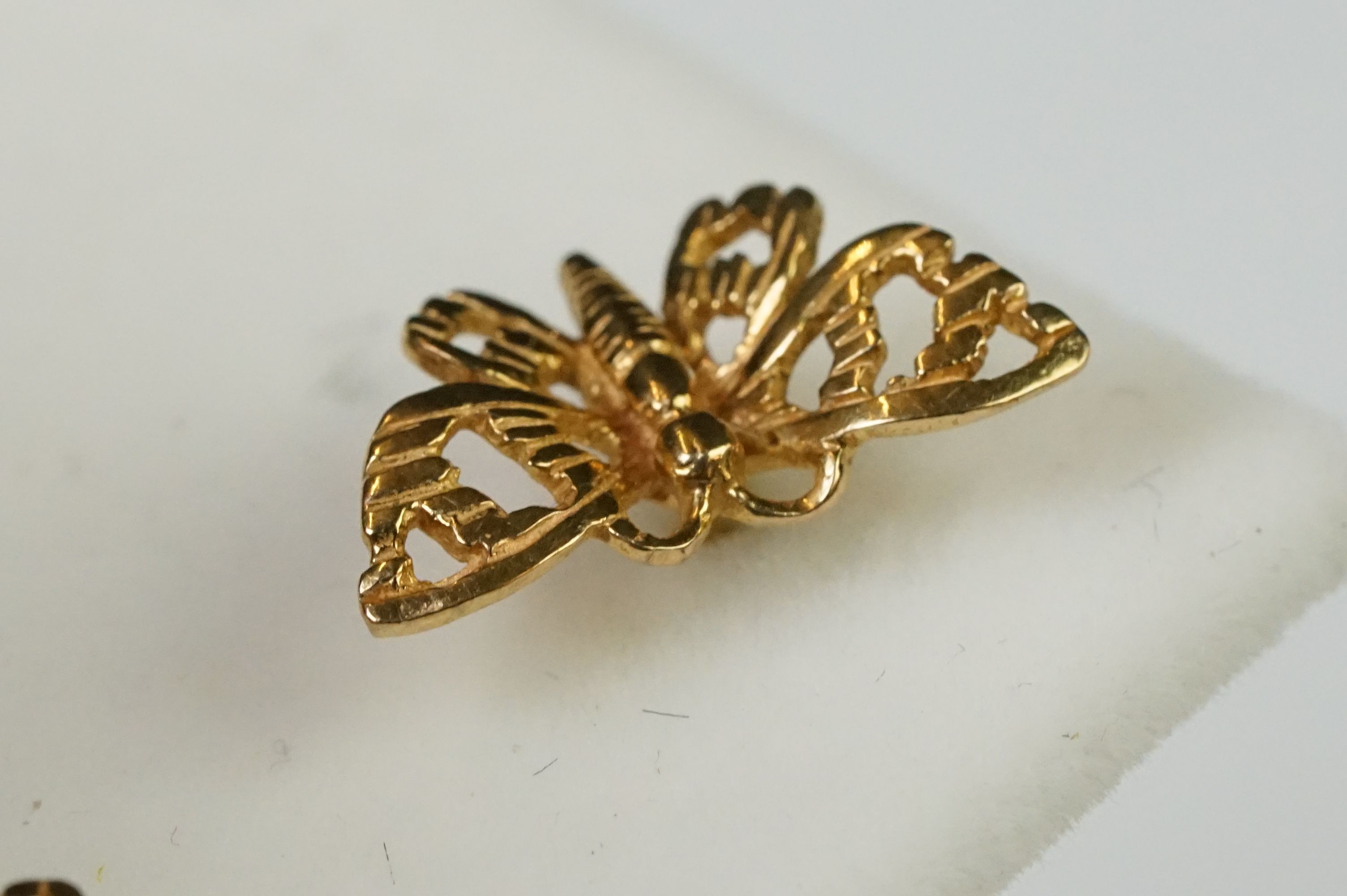 A pair of fully hallmarked 9ct gold stud earrings in the form of butterflies. - Image 6 of 7