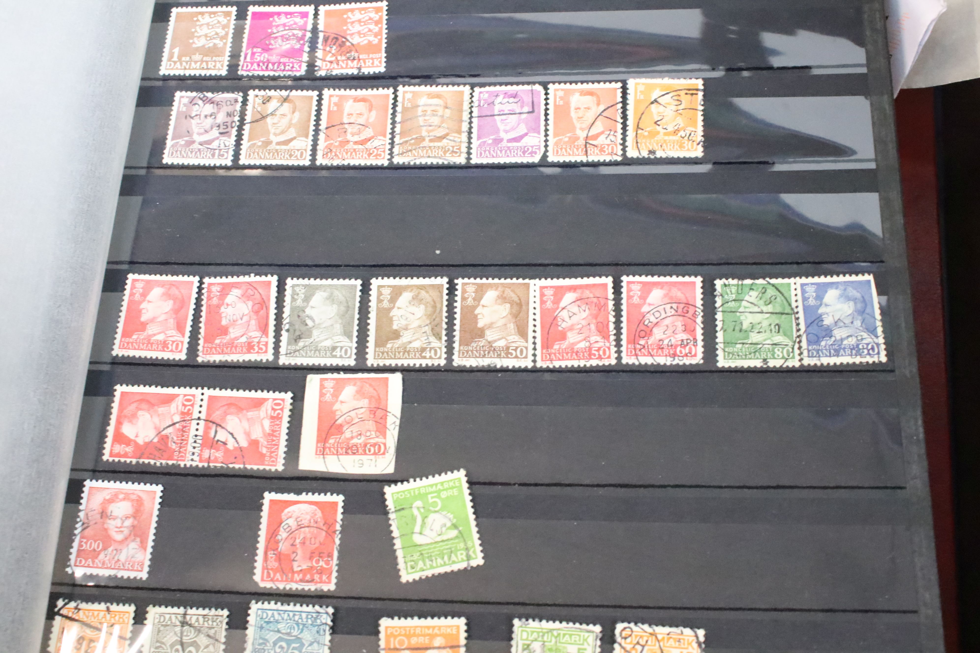 An extensive collection of GB, Commonwealth & World stamps in albums and loose, to include Queen - Image 10 of 15