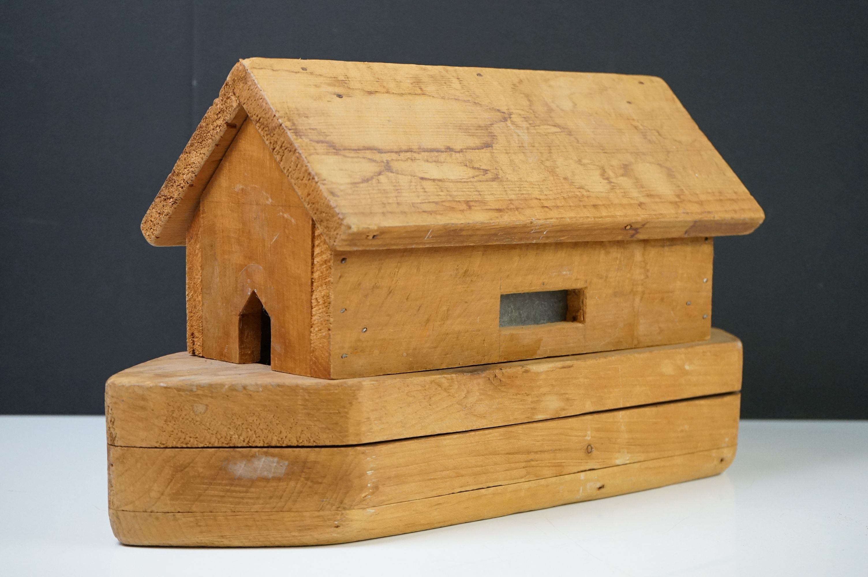 Wooden Noah's Ark model with nine carved animals (giraffes, elephants, etc). Ark measures approx - Image 8 of 11