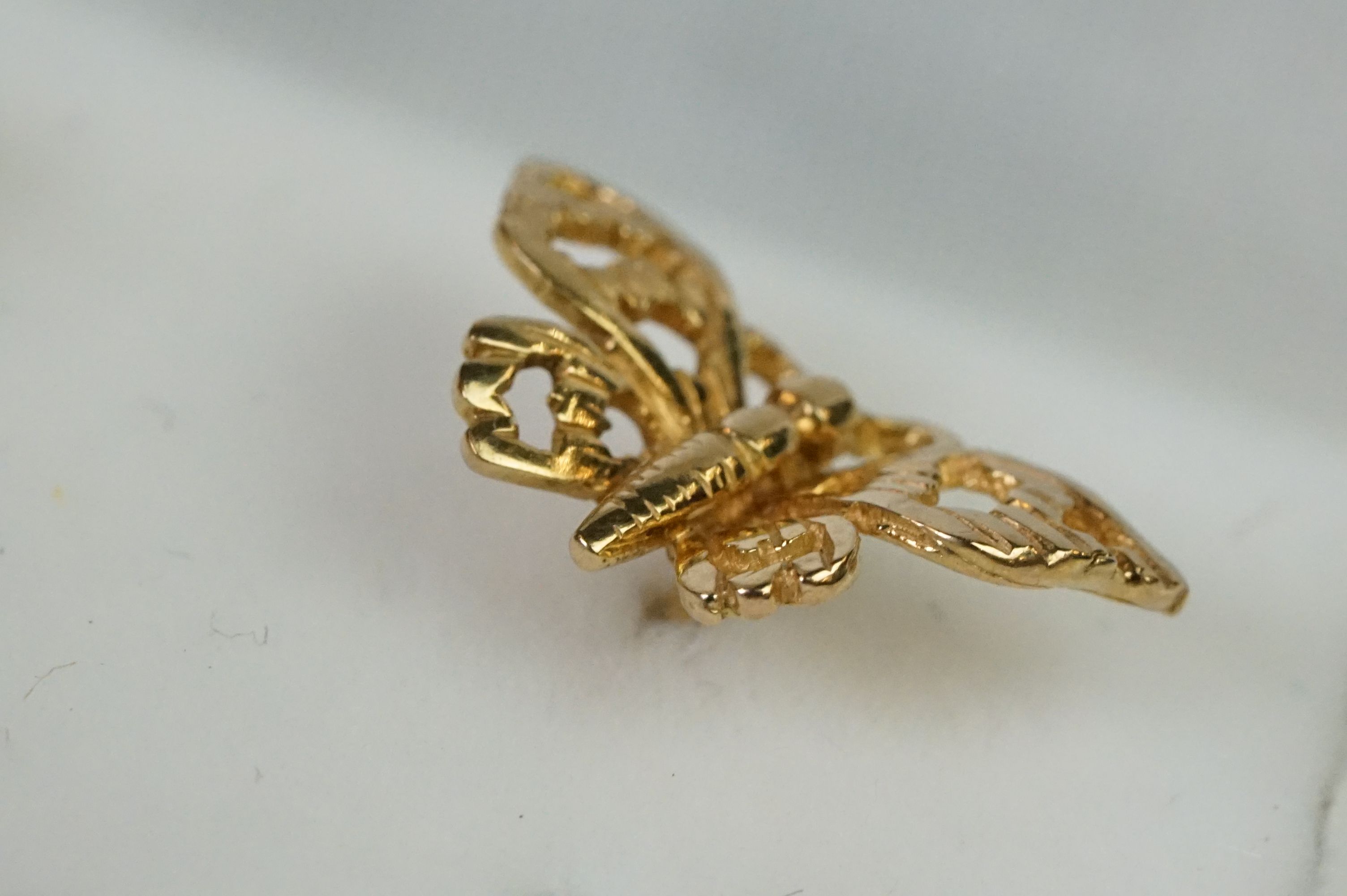 A pair of fully hallmarked 9ct gold stud earrings in the form of butterflies. - Image 5 of 7