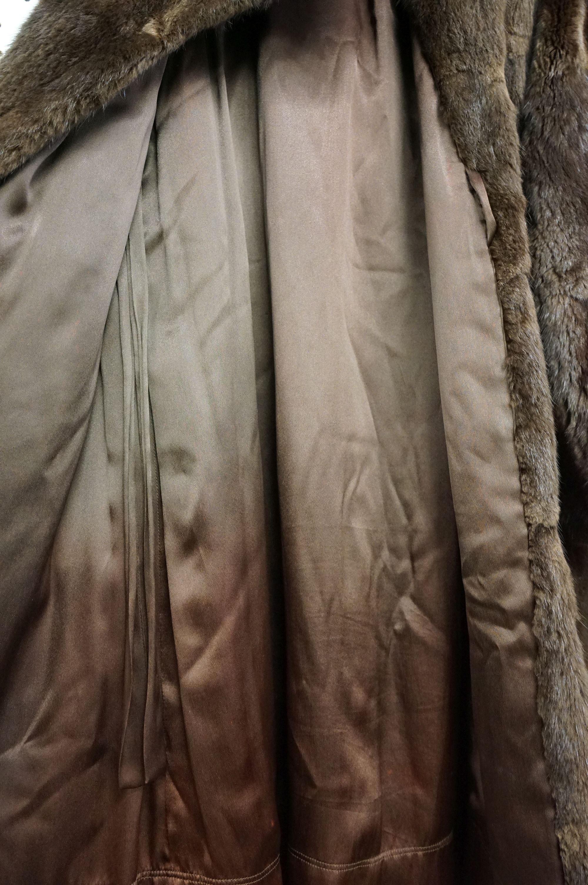 Three vintage brown fur coats / jackets. - Image 4 of 14