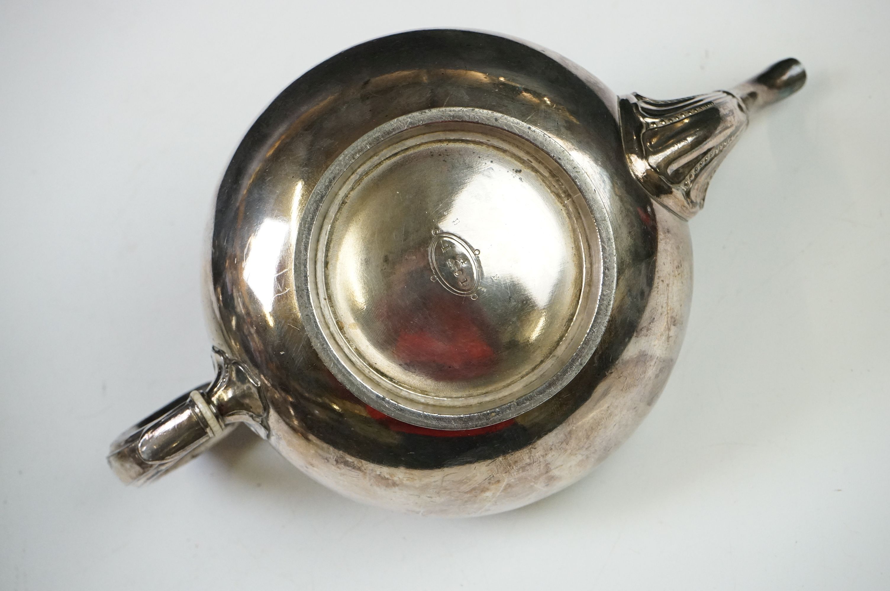 An antique silver plated tea set to include teapot, cream jug, sugar bowl and water jug decorated - Image 21 of 22