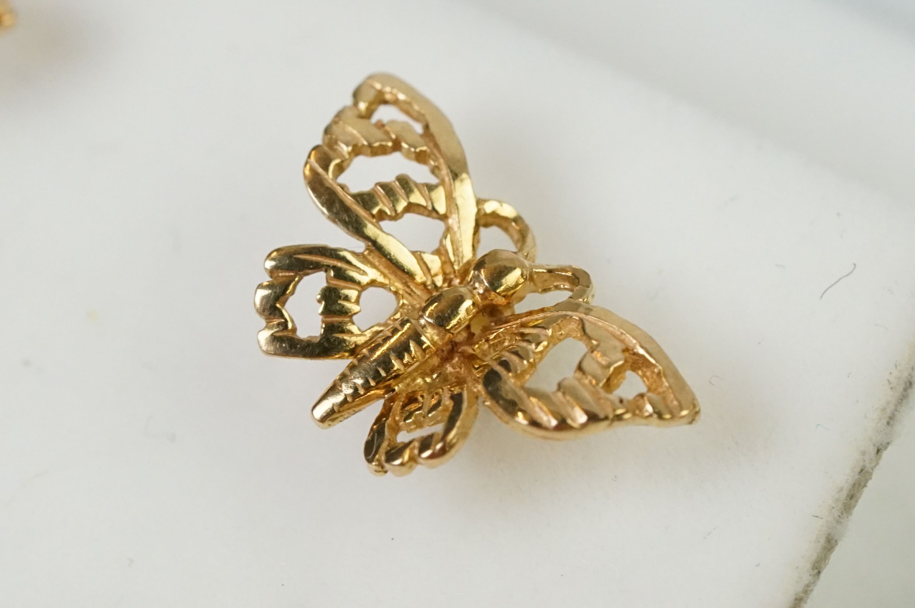 A pair of fully hallmarked 9ct gold stud earrings in the form of butterflies. - Image 4 of 7
