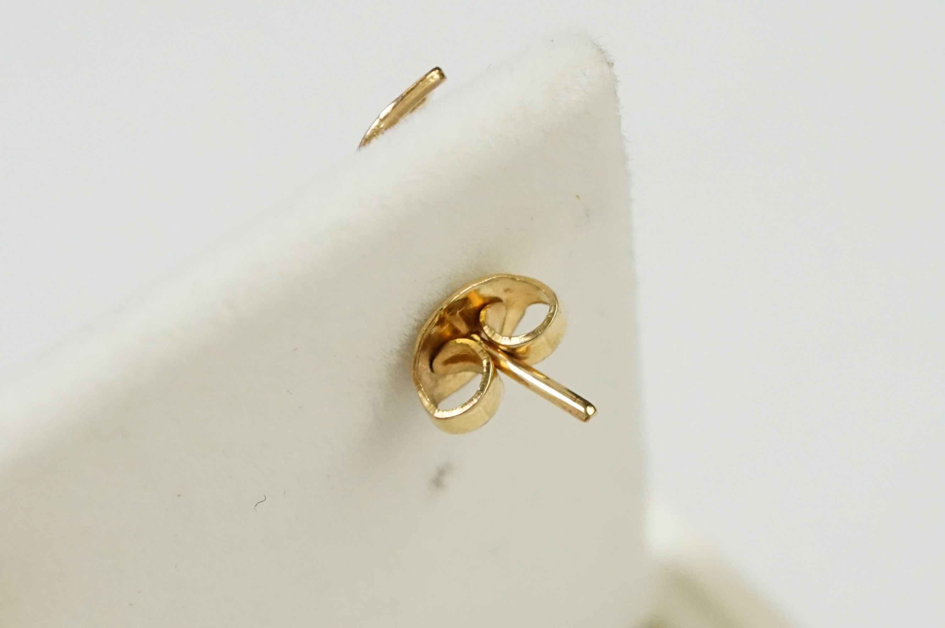 A pair of fully hallmarked 9ct gold stud earrings in the form of butterflies. - Image 7 of 7