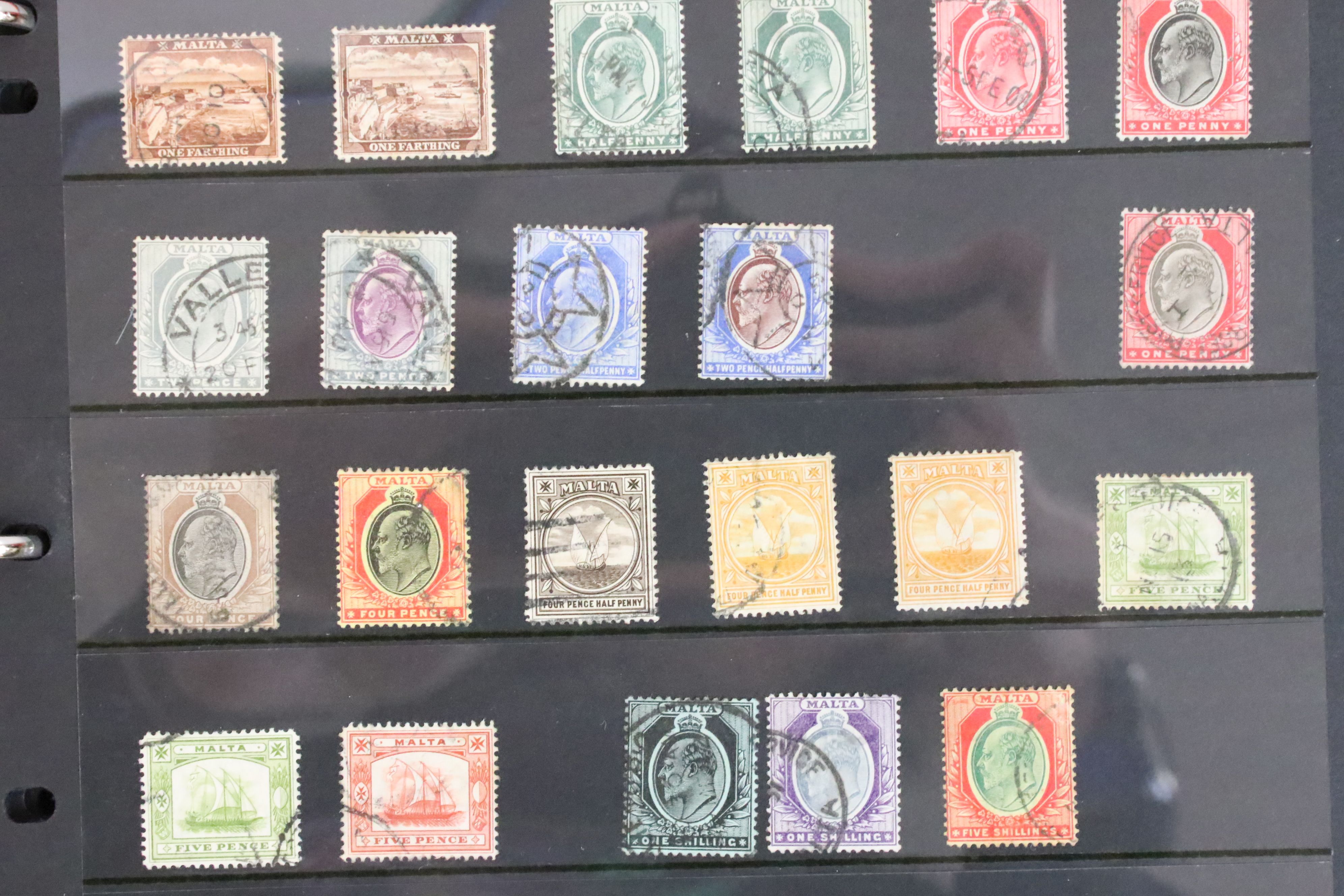 An extensive collection of GB, Commonwealth & World stamps in albums and loose, to include Queen - Image 14 of 15